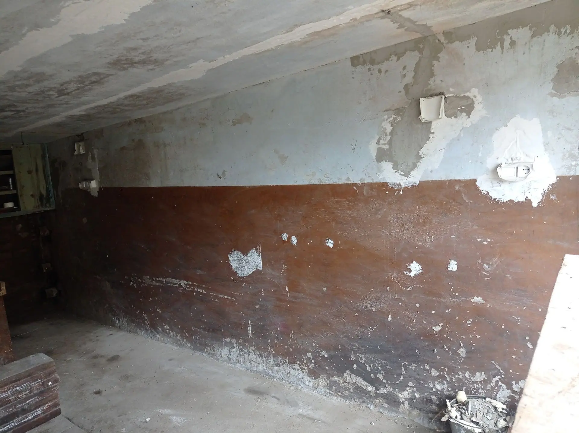 Здравствуйте, нужно подштукатурить отпавшую штукатурку, пошкурить стыки плит на потолке и подмазать 