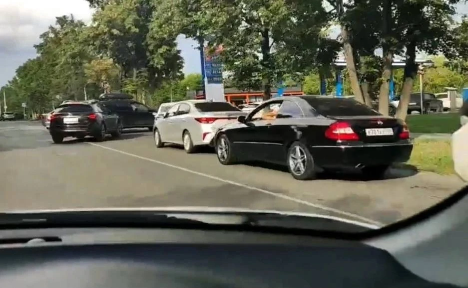 Омичи образовали большие очереди на автозаправочных станциях