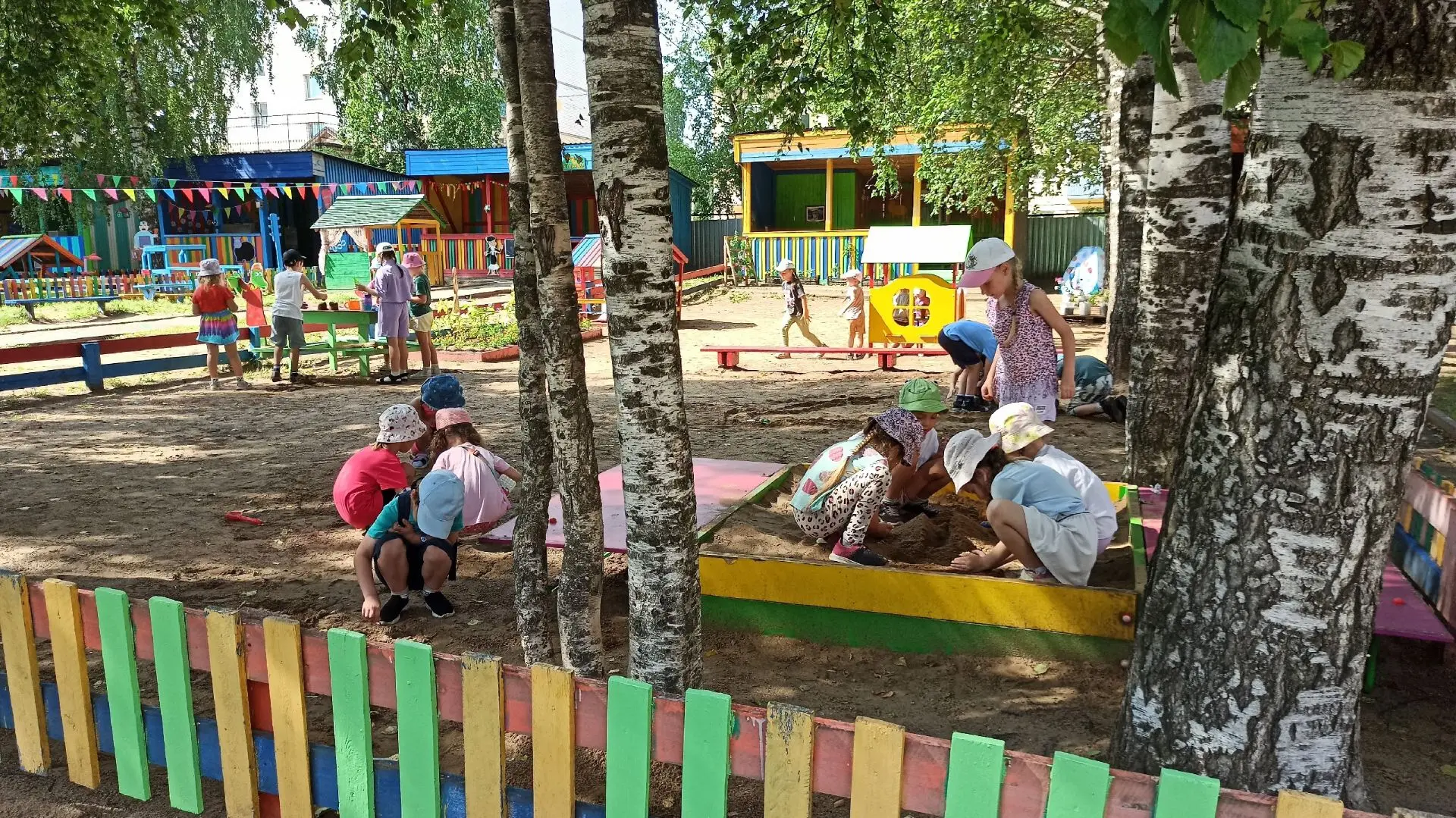 Казалось бы, обычный песок, а сколько в нем пользы!
Пока ребенок строит замки и роет норки, его мозг