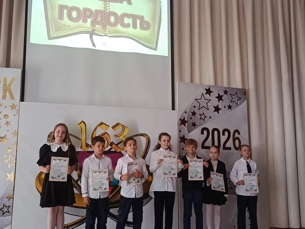 🏆Итоги года — в наградах: на торжественной линейке чествовали самых активных и старательных учеников