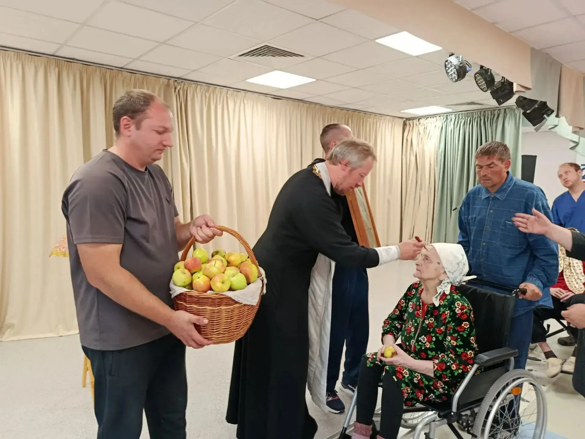 🍎✨ Свет праздника Преображения Господня: духовная встреча в пансионате п. Гусевский 🕊️