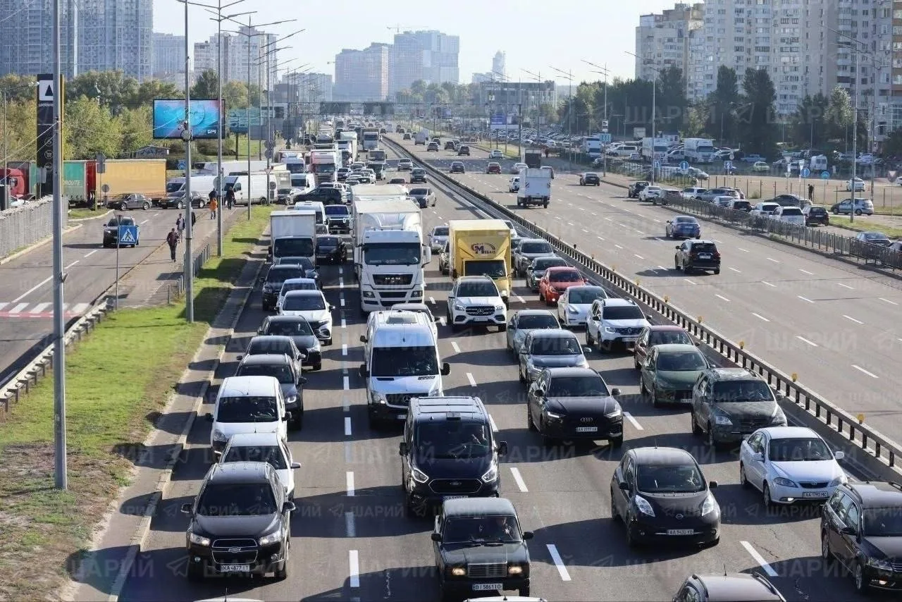Киевские пробки после ограничения движения автомобилей по мостам.