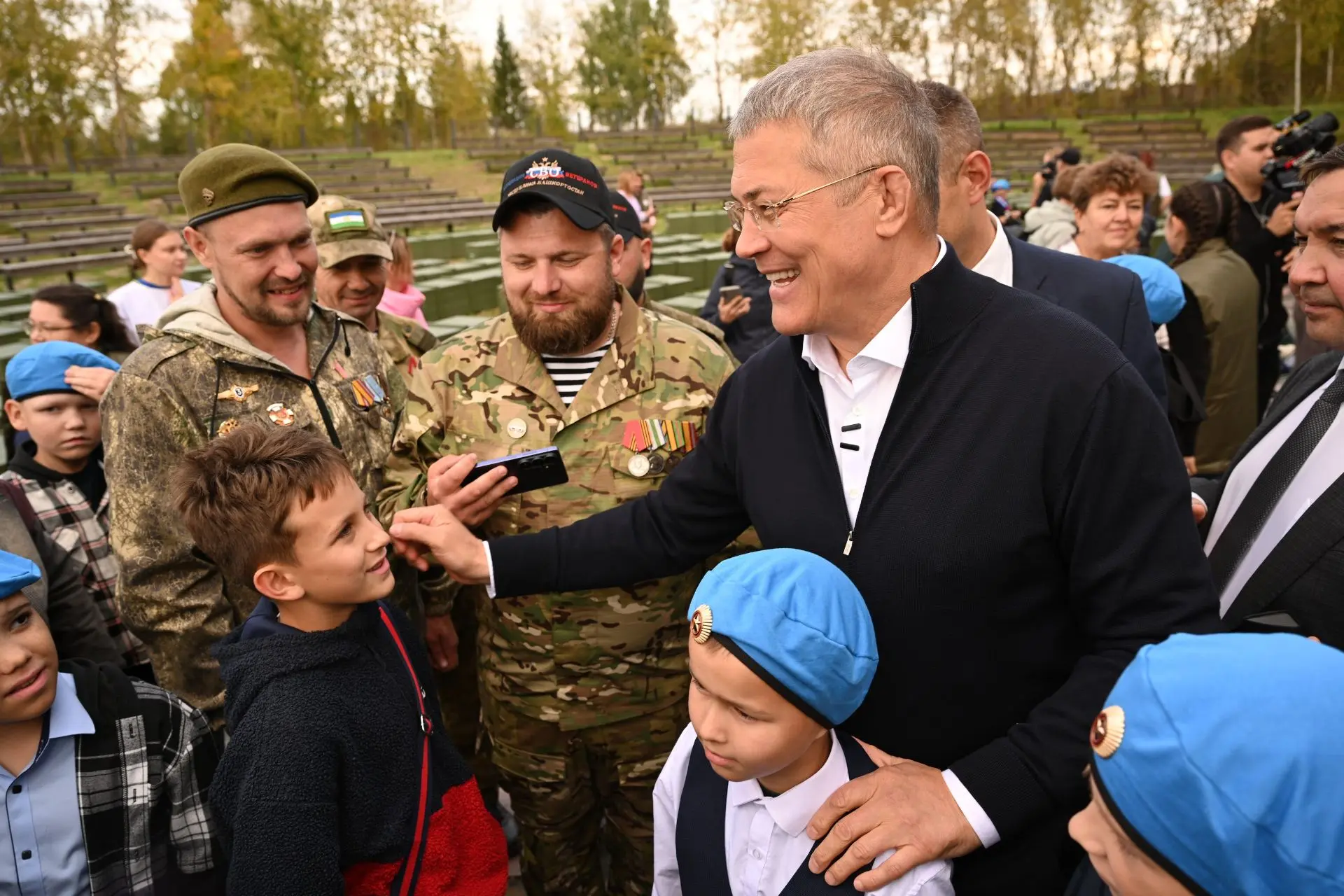 Радий Фаритович и юные герои республики. Никто не ушел без фото)