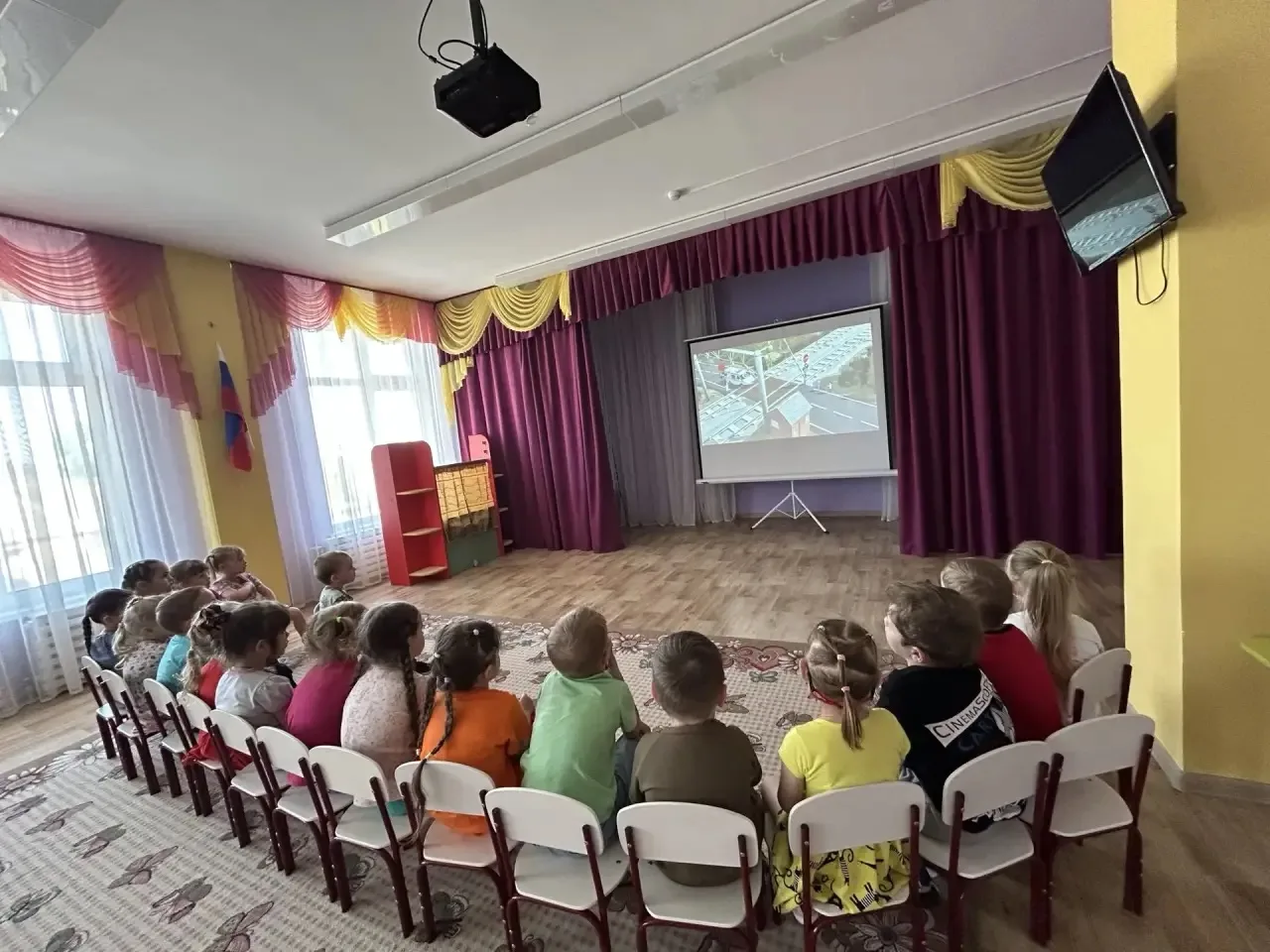 В нашем детском саду продолжается работа в рамках месячника «Уступи дорогу поездам» в ц...