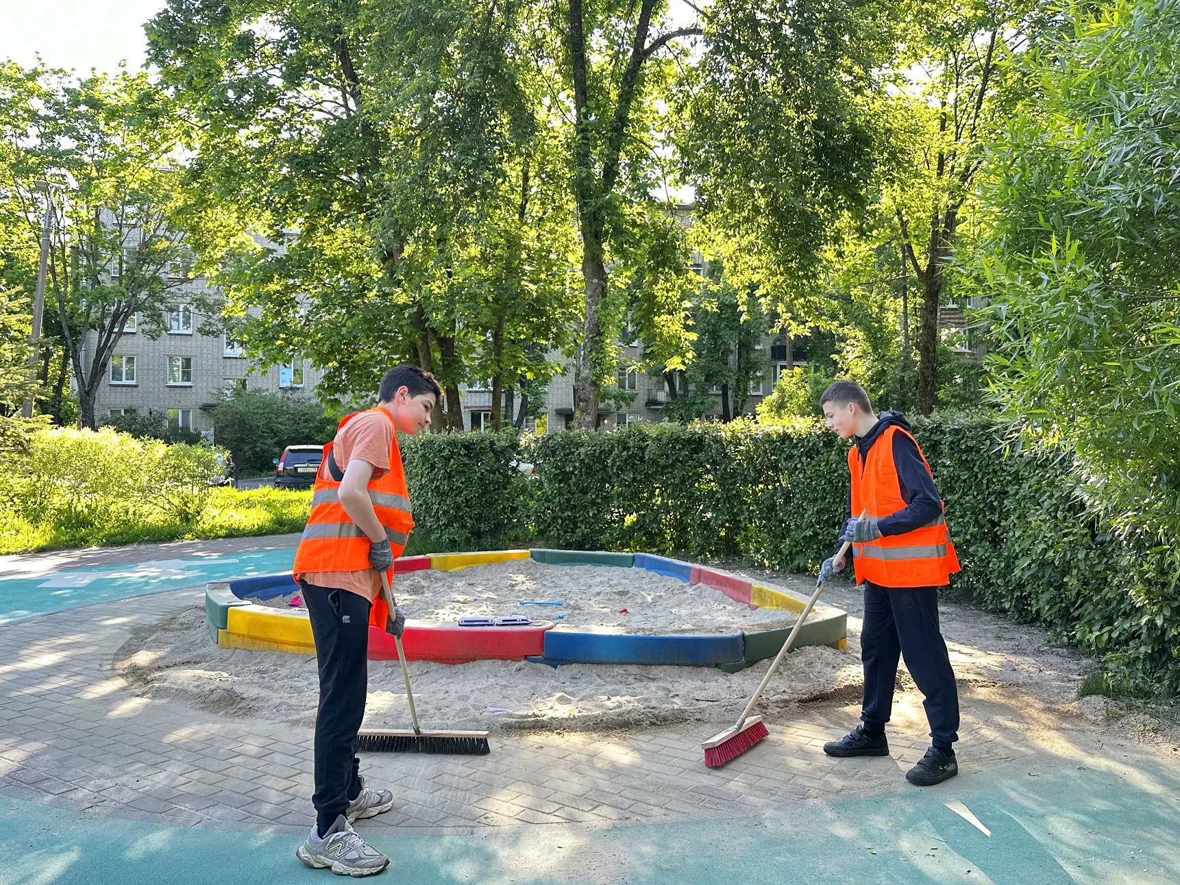 В Красном Селе дан старт работе летнего трудового отряда, который предлагает молодёжи н...