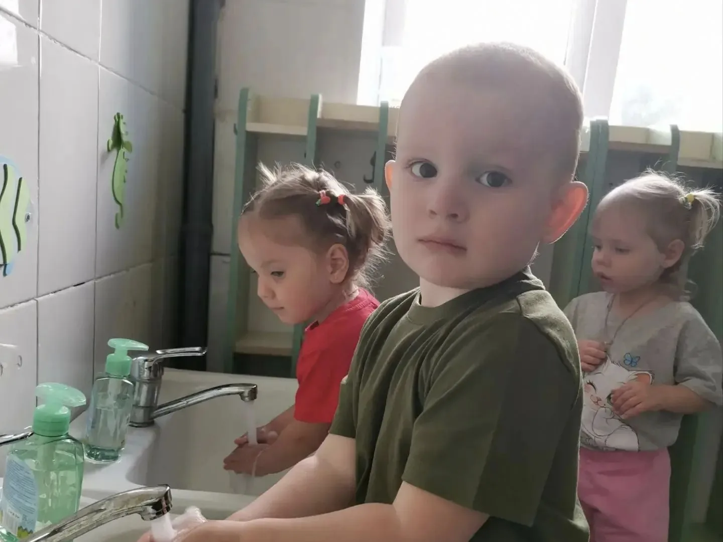 Ребята из группы «Вишенка» сегодня старательно мыли руки после прогулки, все вместе.