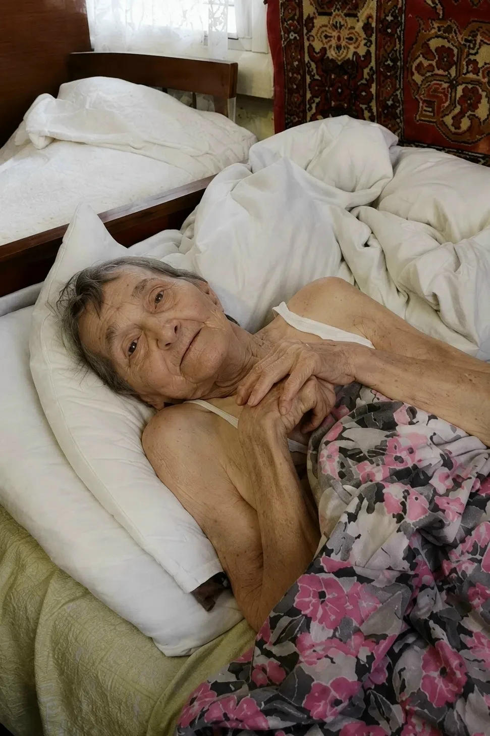 Муж годами не пускал меня к своей больной матери, уверяя, что бережёт от тяжёлой дороги, но когда я 