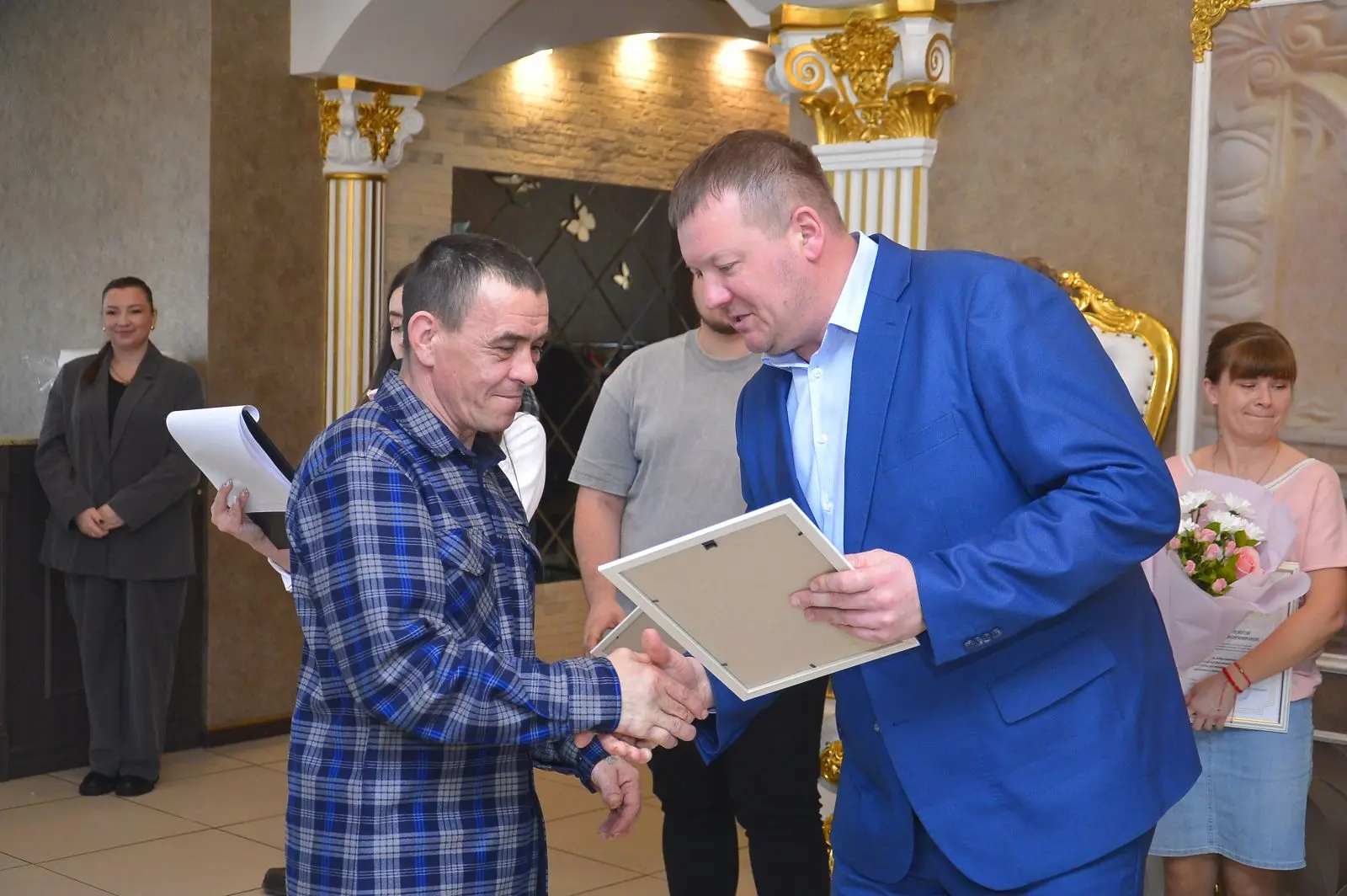 Сегодня отмечается День работников ЖКХ и бытового обслуживания   Накануне праздника поздравили работ