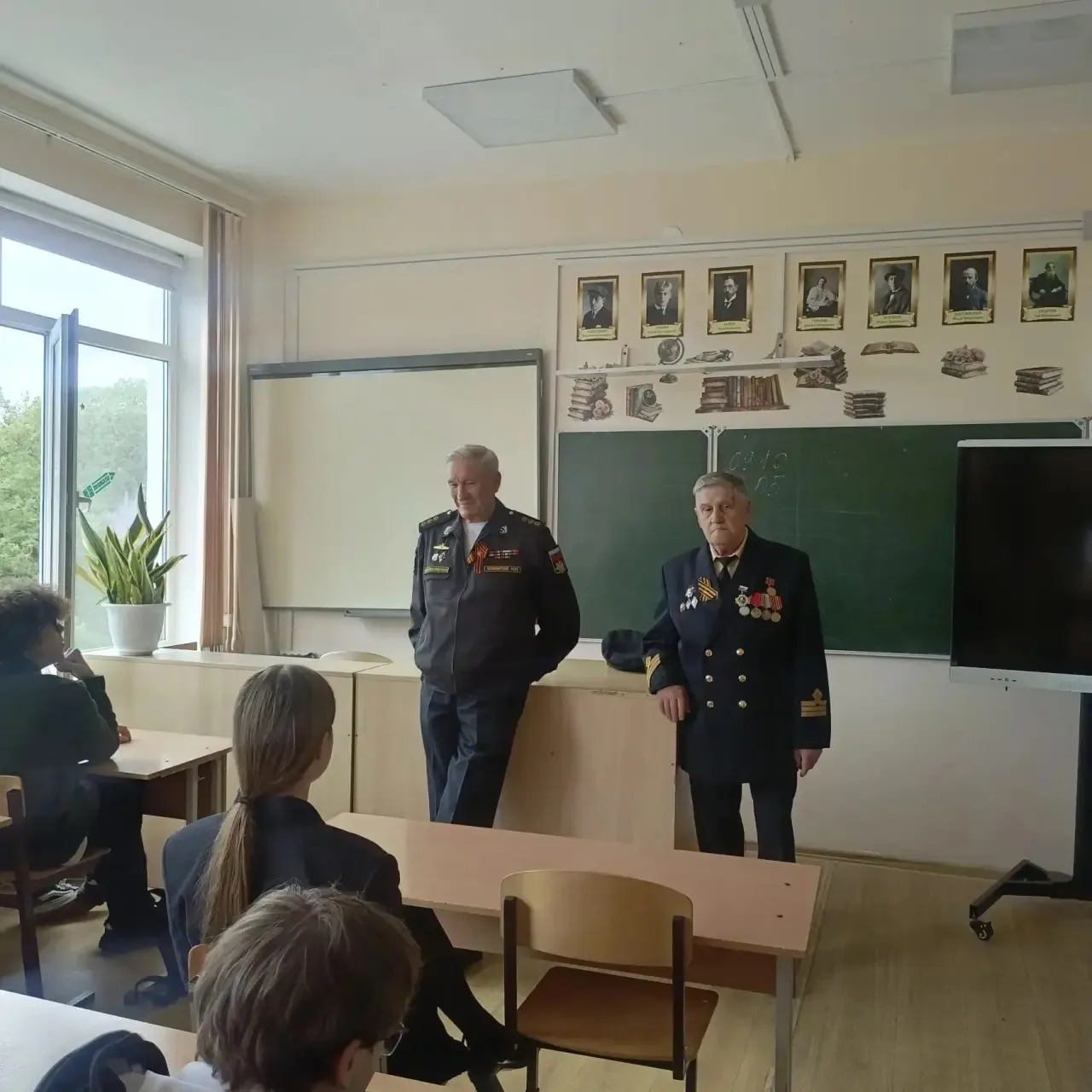 Сегодня в 8 "И" классе прошел Урок мужества, посвященный Дню памяти великого русского полководца Але