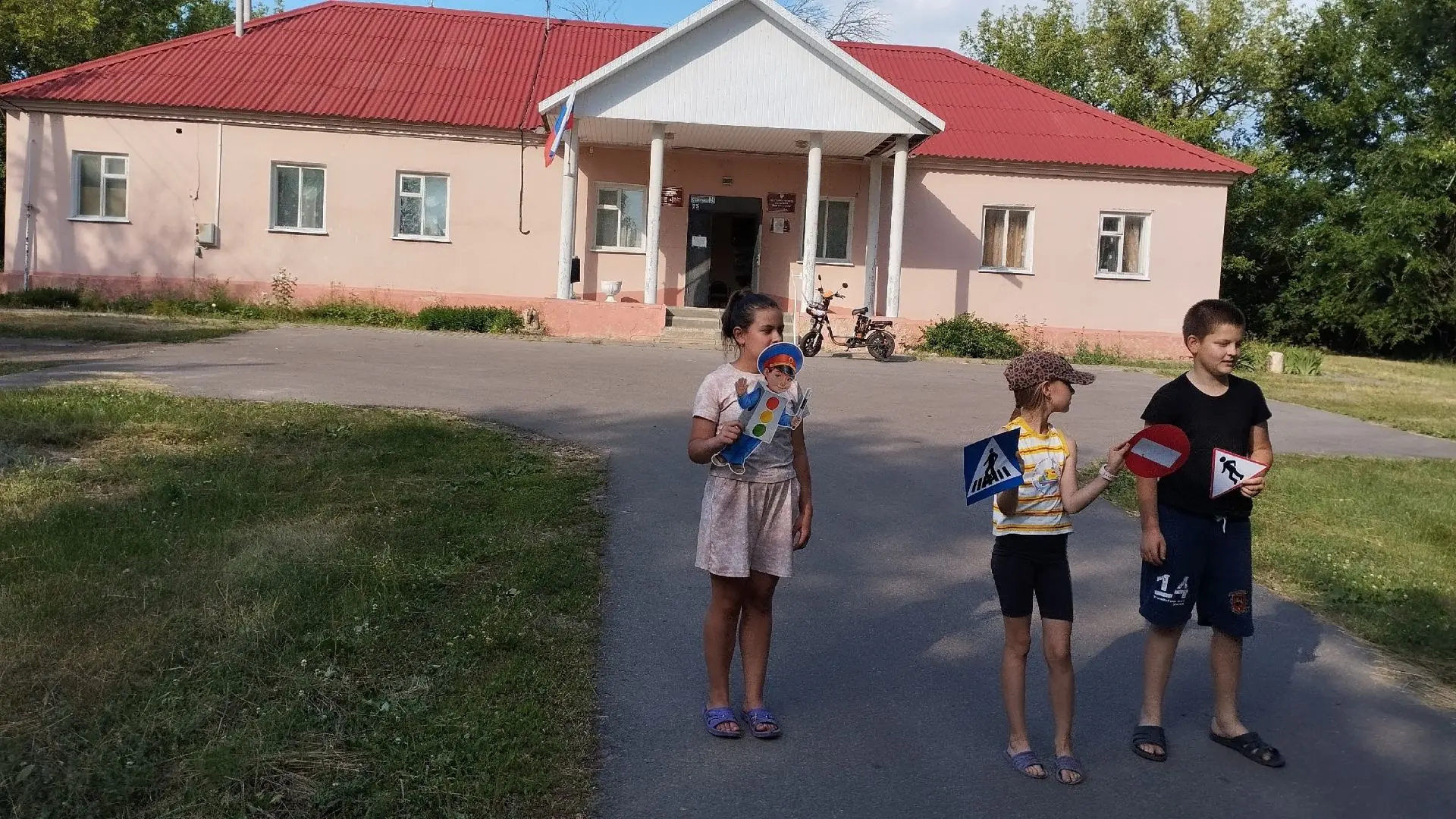 В Мартынцовской библиотеке прошла акция "Правила дорожного движения"
 Библиотекарь рассказала детям 