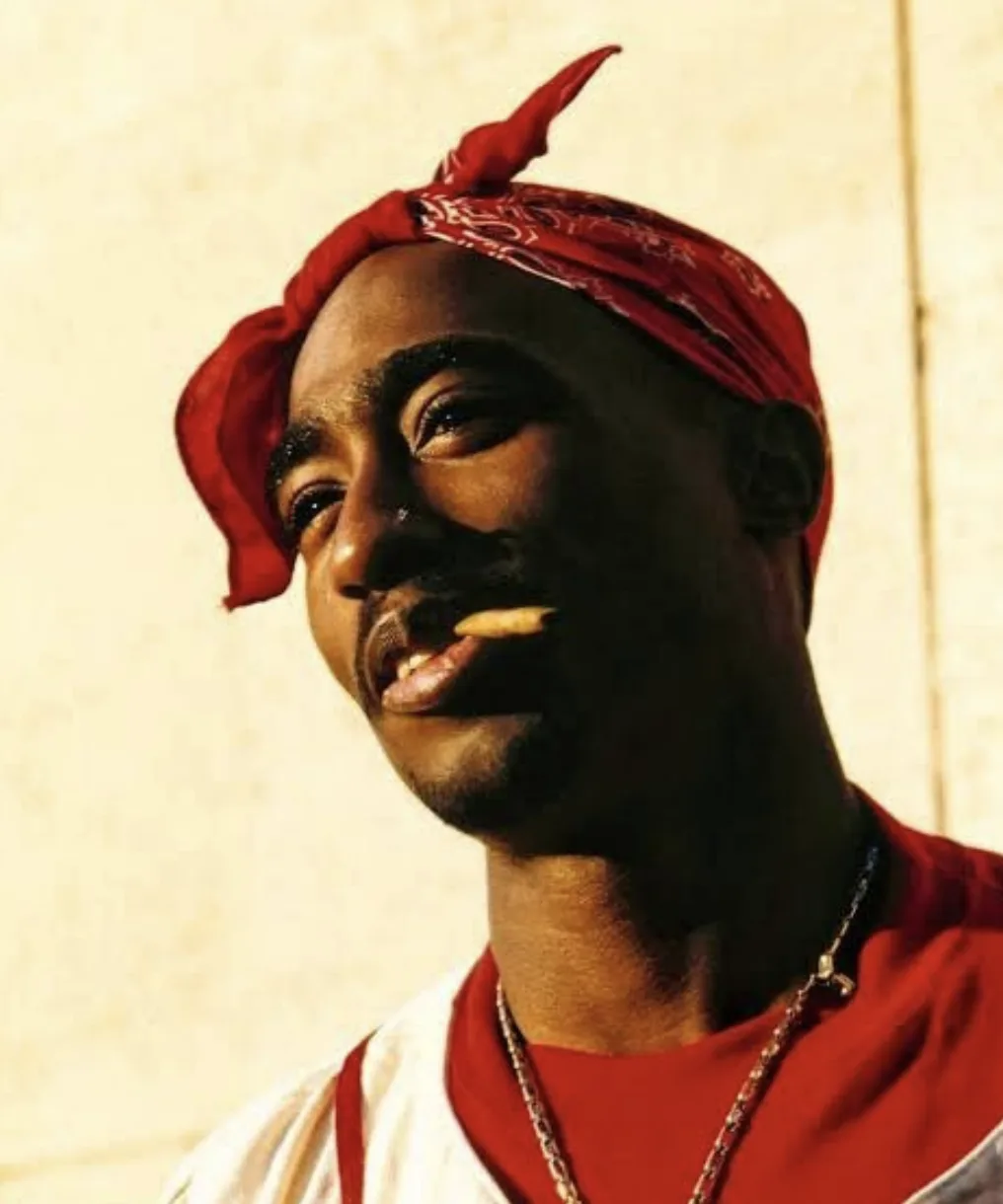 В этот день 55 лет назад родился 2Pac. Вспоминаем снимки Эрика Монро, который в 1994 году сопровожда