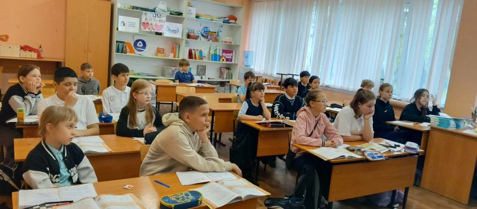 🚔 Сегодня на 4 уроке начальную школу посетили представитель полиции и сотрудники ГИБДД 👮‍♂️🚓  Во вре