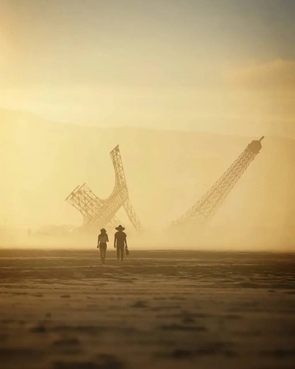 Упавшая Эйфелева башня стала главным арт-объектом Burning Man 2026 в Неваде