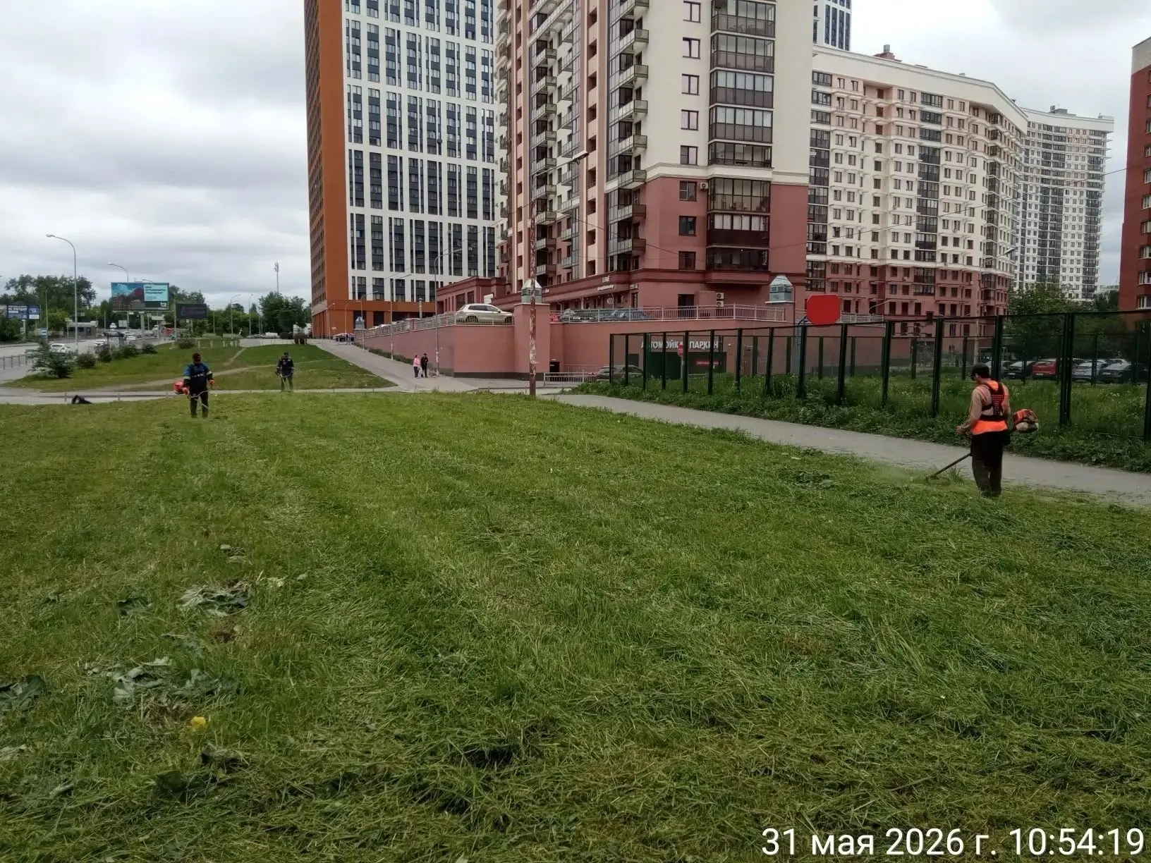 Кошение травы полным ходом на газонах Железнодорожного района ✂️🌿☘️🍃

А после - рабочие собирают е