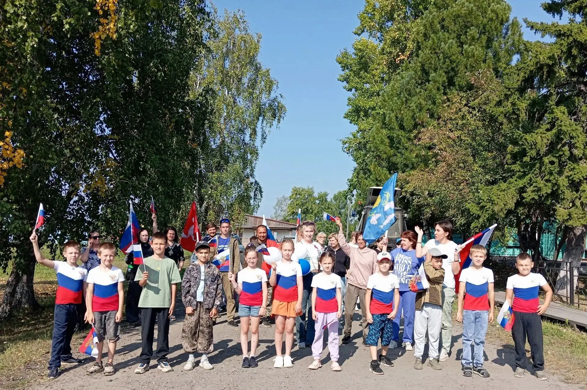 Российский флаг – Отечество и братство.