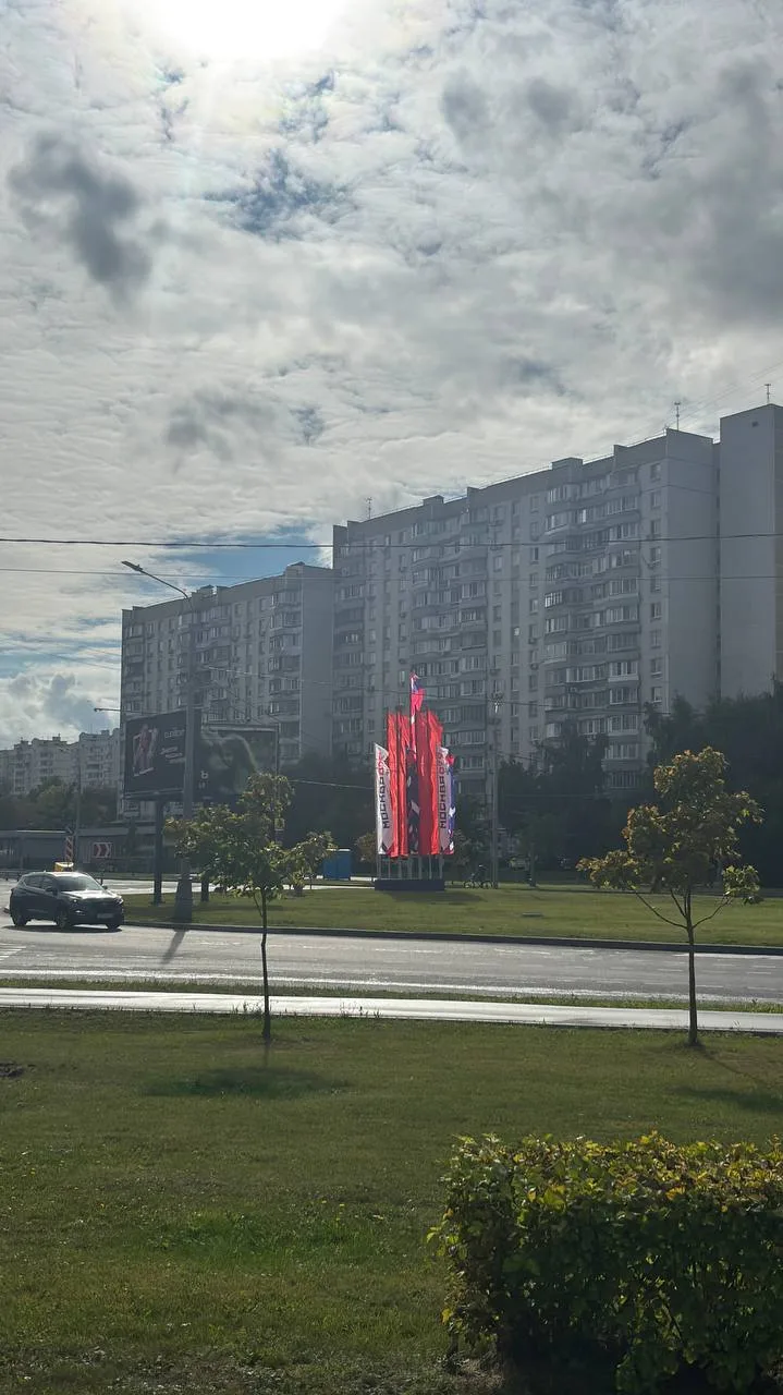 Ещё одна площадка с праздничными флагами замечена у Бульвара Дмитрия Донского. 🎉