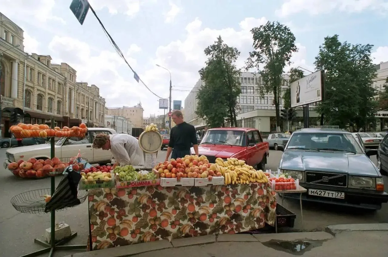 На перекрестке улиц Неглинная и Кузнецкий мост, 1998