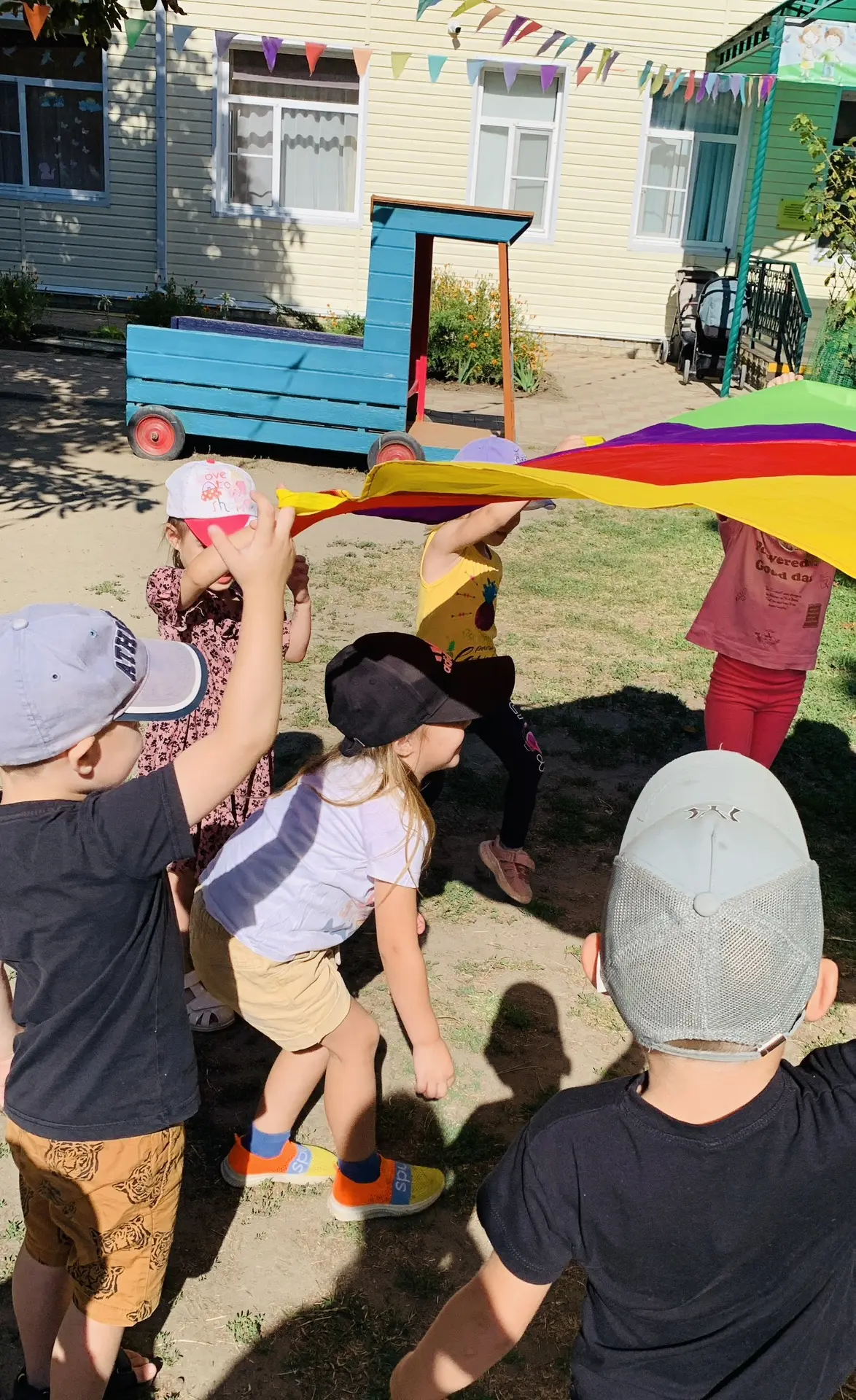 Цветный парашют на летней прогулке 🌈