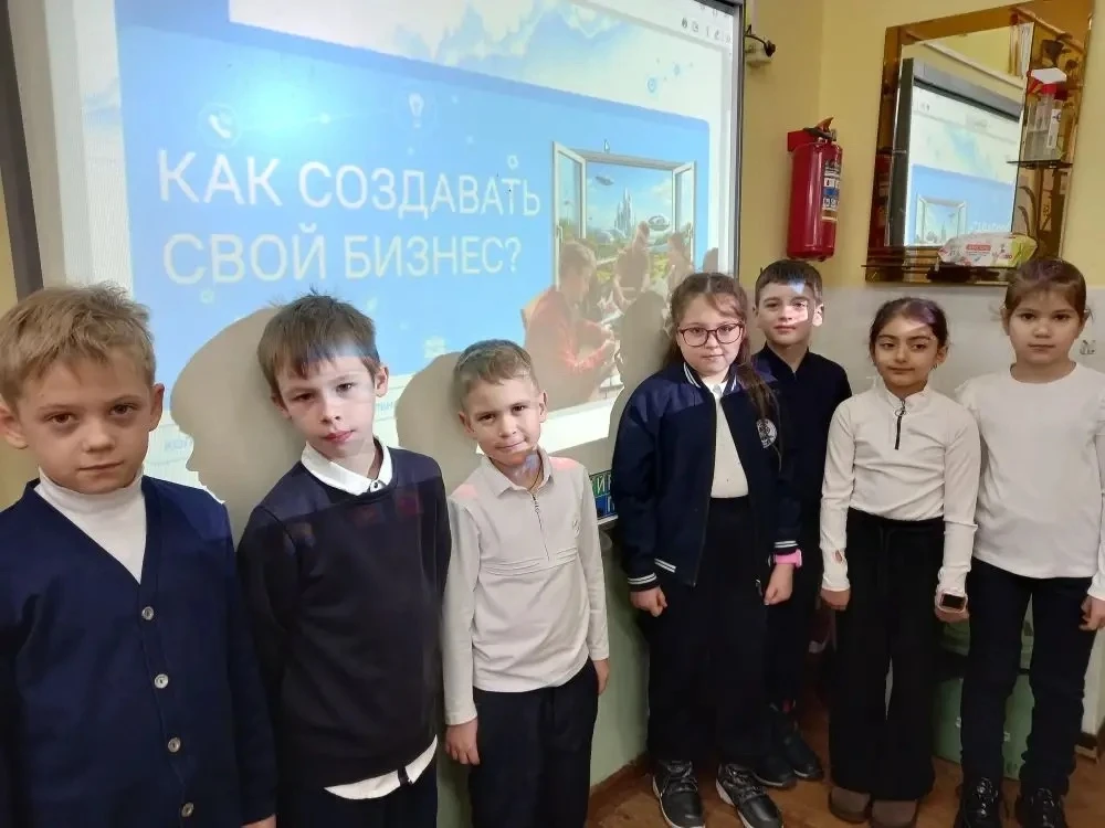 🌟 Неделя в нашей школе началась ярко! 🌟  Сегодня понедельник, и, как всегда, мы стартовали с традици