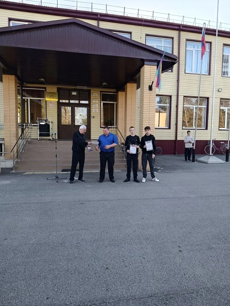 Сегодня в нашей школе по сложившейся доброй традиции прошла торжественная линейка. Это ...