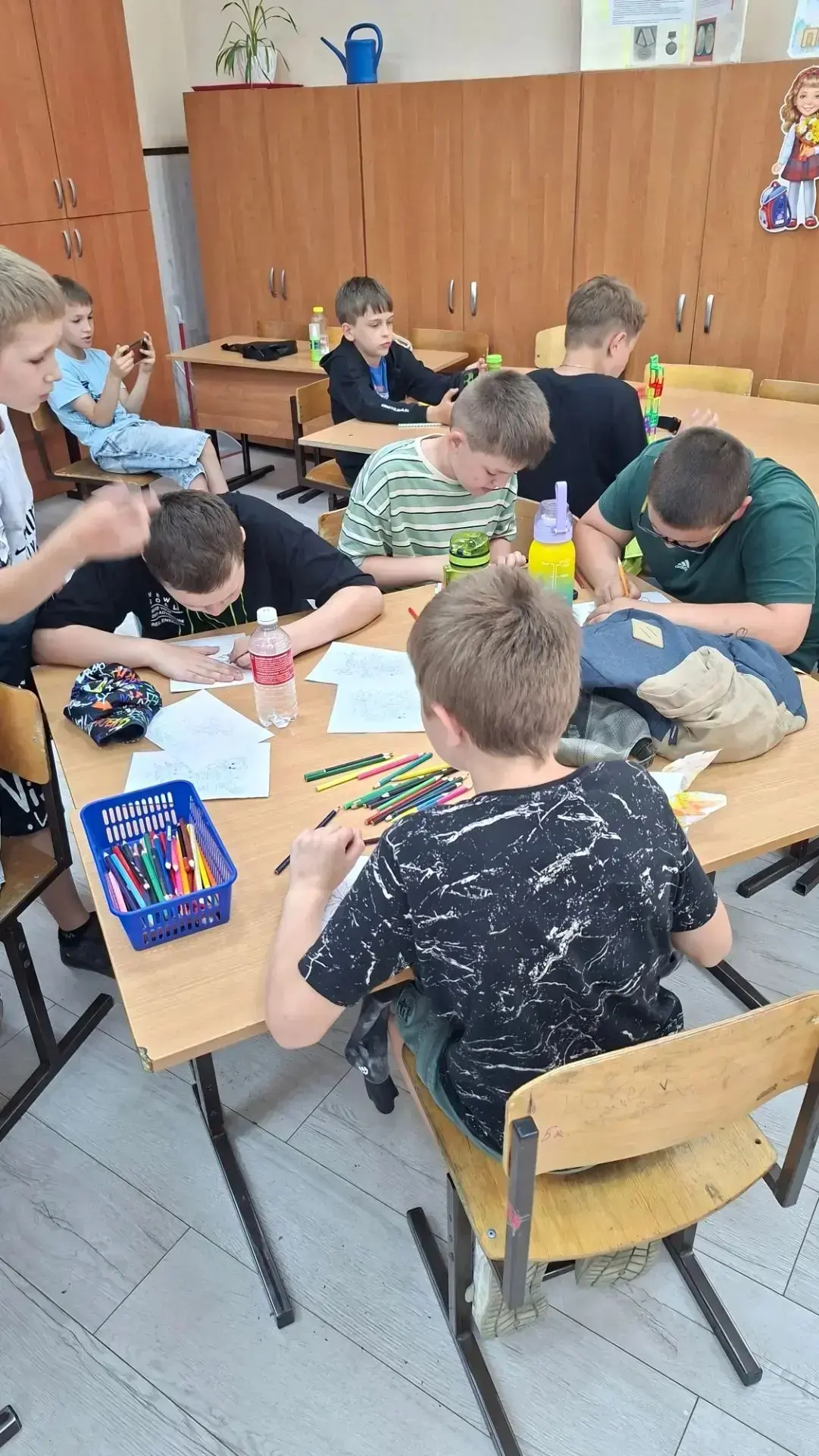 15.06.2026 участники лагеря "Василëк" занимались лепкой. С помощью пластилина ребята изготавливали г