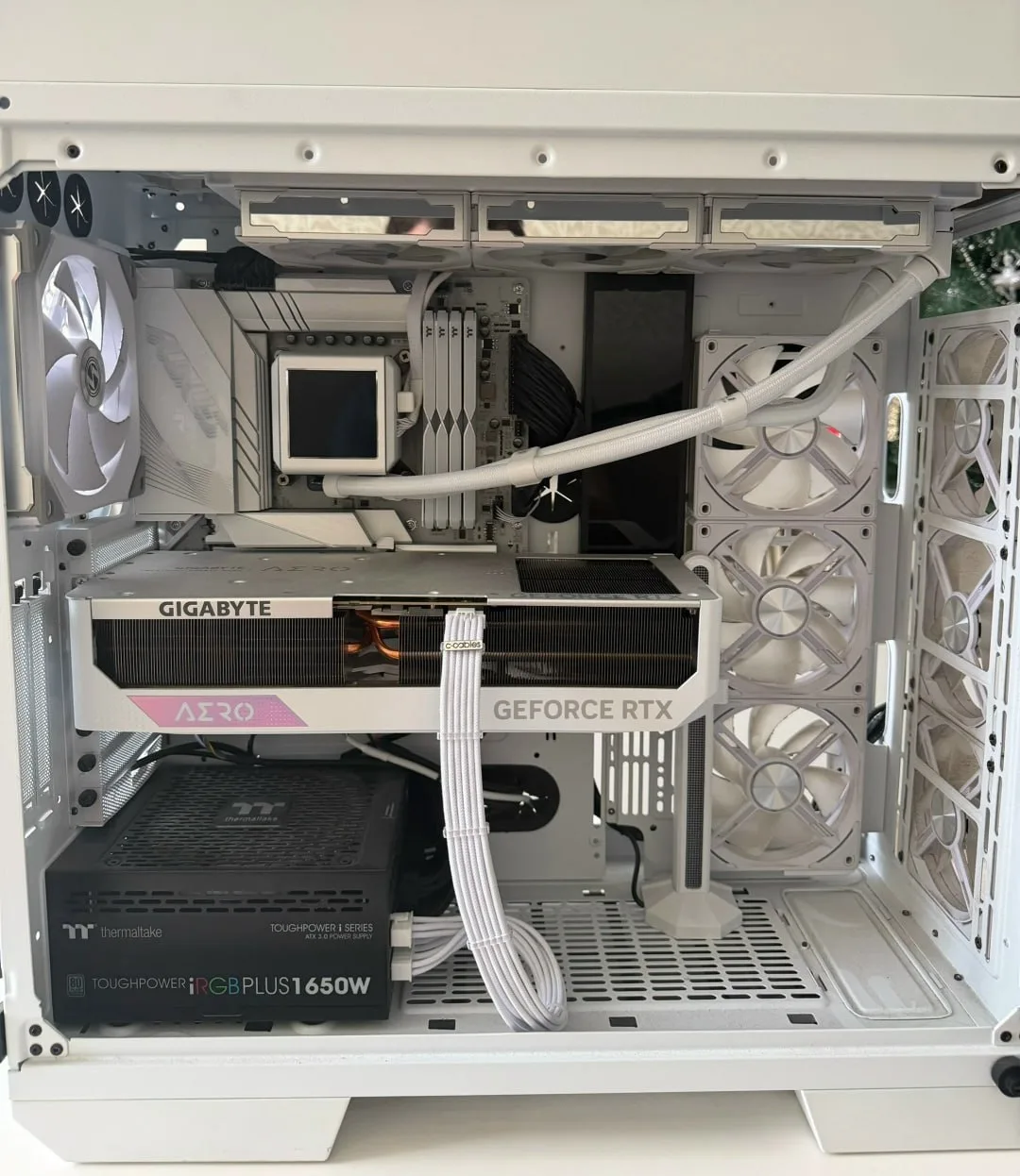 🔝 Сборка готова. Блок халявный , сразу говорю )

1. Процессор Intel Core i7-13700KF
2. СЖО LIAN LI 