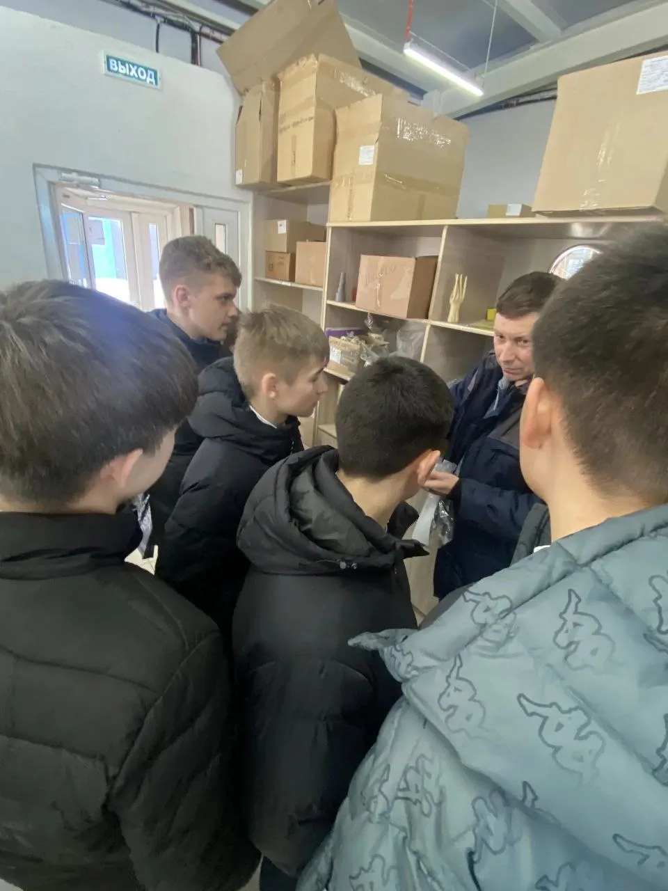 🔥 Вчера ученики 8Б класса посетили приборо-ремонтный завод! 🔥  🧩 Ребятам рассказали, как работает ко