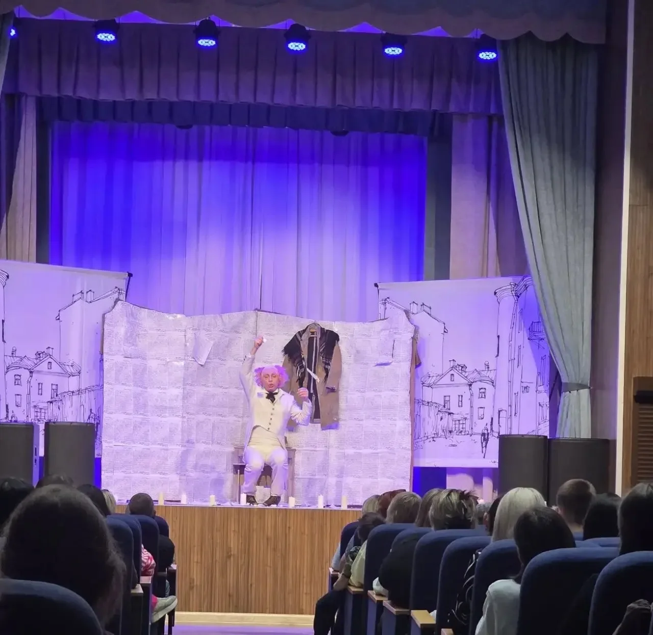 В нашей школе прошло по-настоящему невероятное событие — состоялся моноспектакль «Шинель» по бессмер