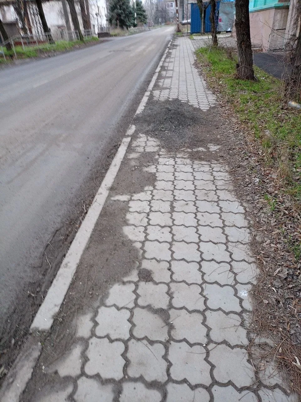 После ремонта дорог тротуары остались в плохом состоянии: на ул. Семашко — мусор и ямы,...