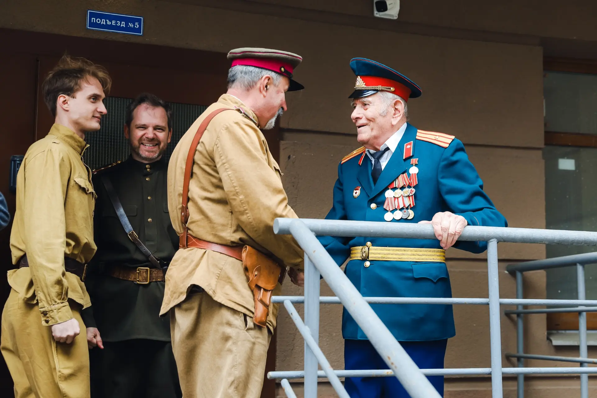 «Песни Победы»: актёры театра «Наш дом» поздравили ветеранов прямо во дворах Химок.