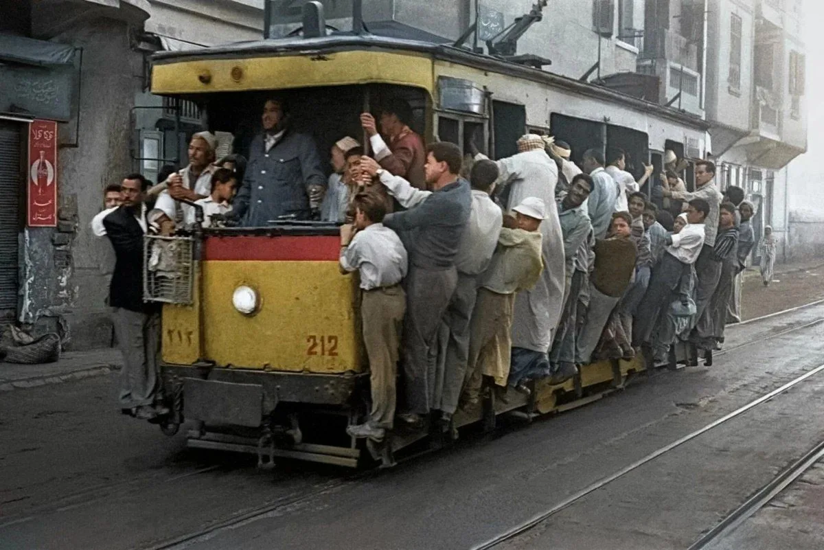 Каирский трамвай, заполненный пассажирами. 1962 г., Египет