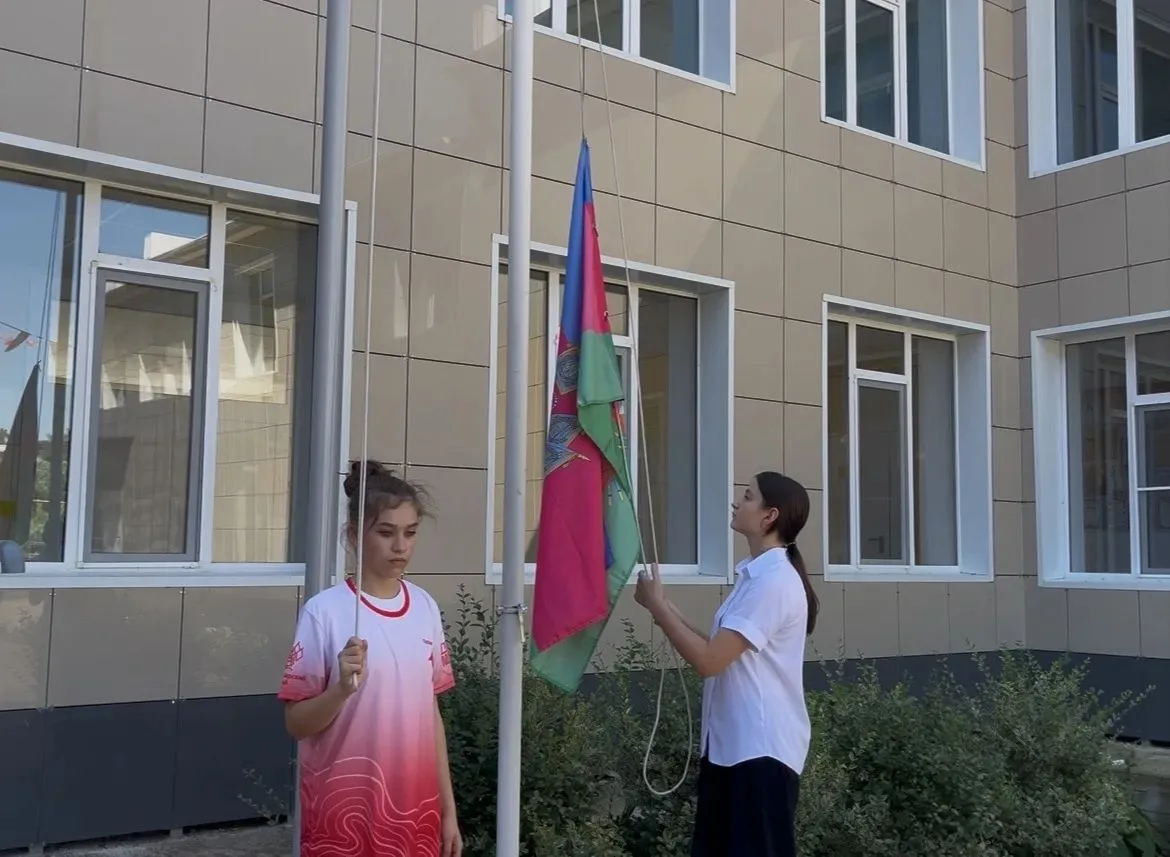 🇷🇺 Сегодня в нашей школе прошла торжественная линейка, посвящённая одному из главных ...