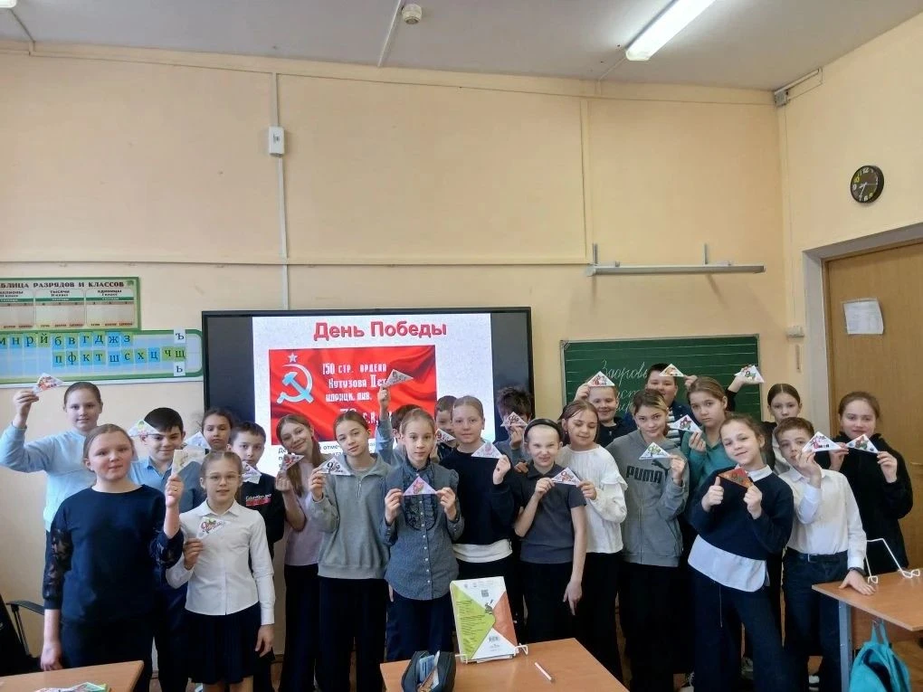 🇷🇺 Уроки мужества «Под салютом Великой Победы»   📚 В преддверии Дня Победы в классах начальной школы