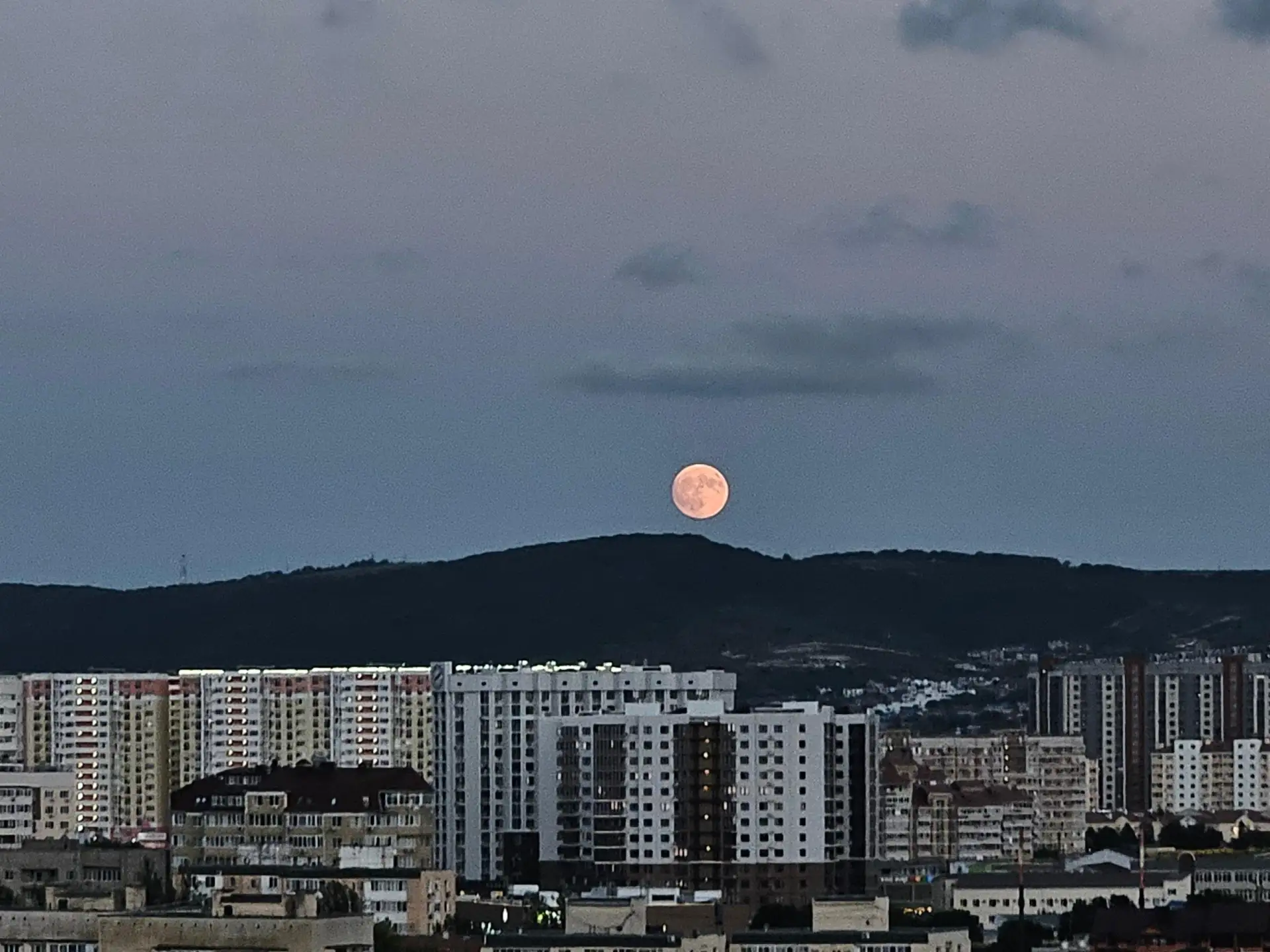 А вы видите огромную луну над городом?

Спокойной ночи, Анапа! 🌕

Прислать новость | Обсудить в чат