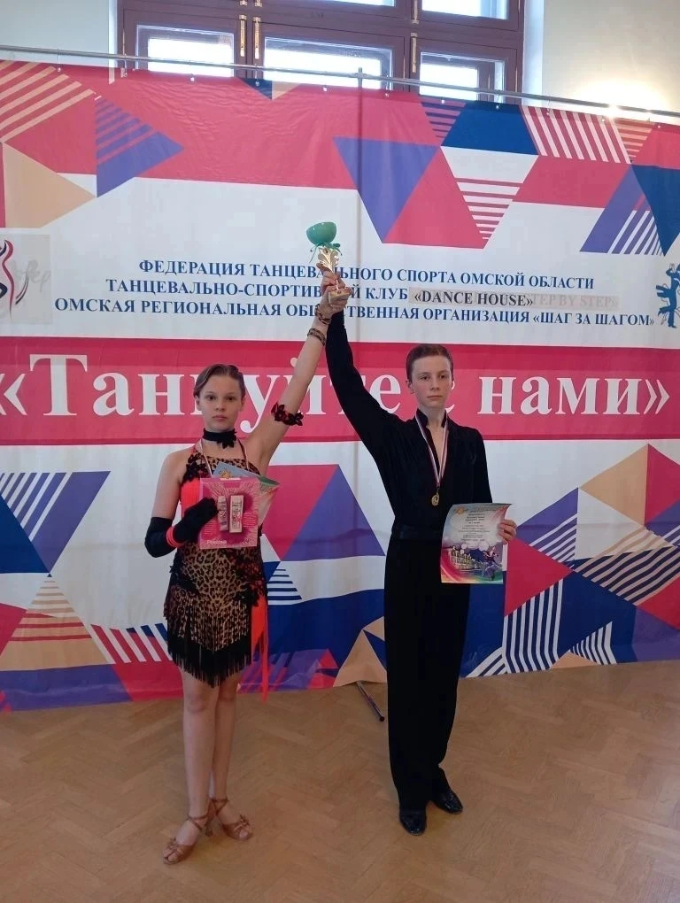 54 юных танцора коллектива спортивного бального танца "Дана дэнс" Городского Дворца детского (юношес