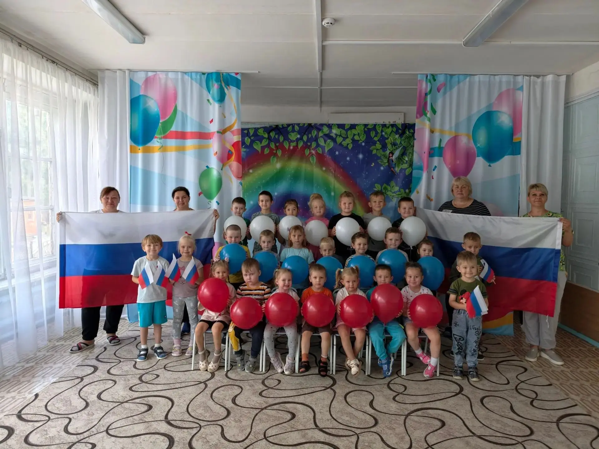 🎉 В преддверии Дня Государственного флага России в нашем дошкольном учреждении прошёл ...