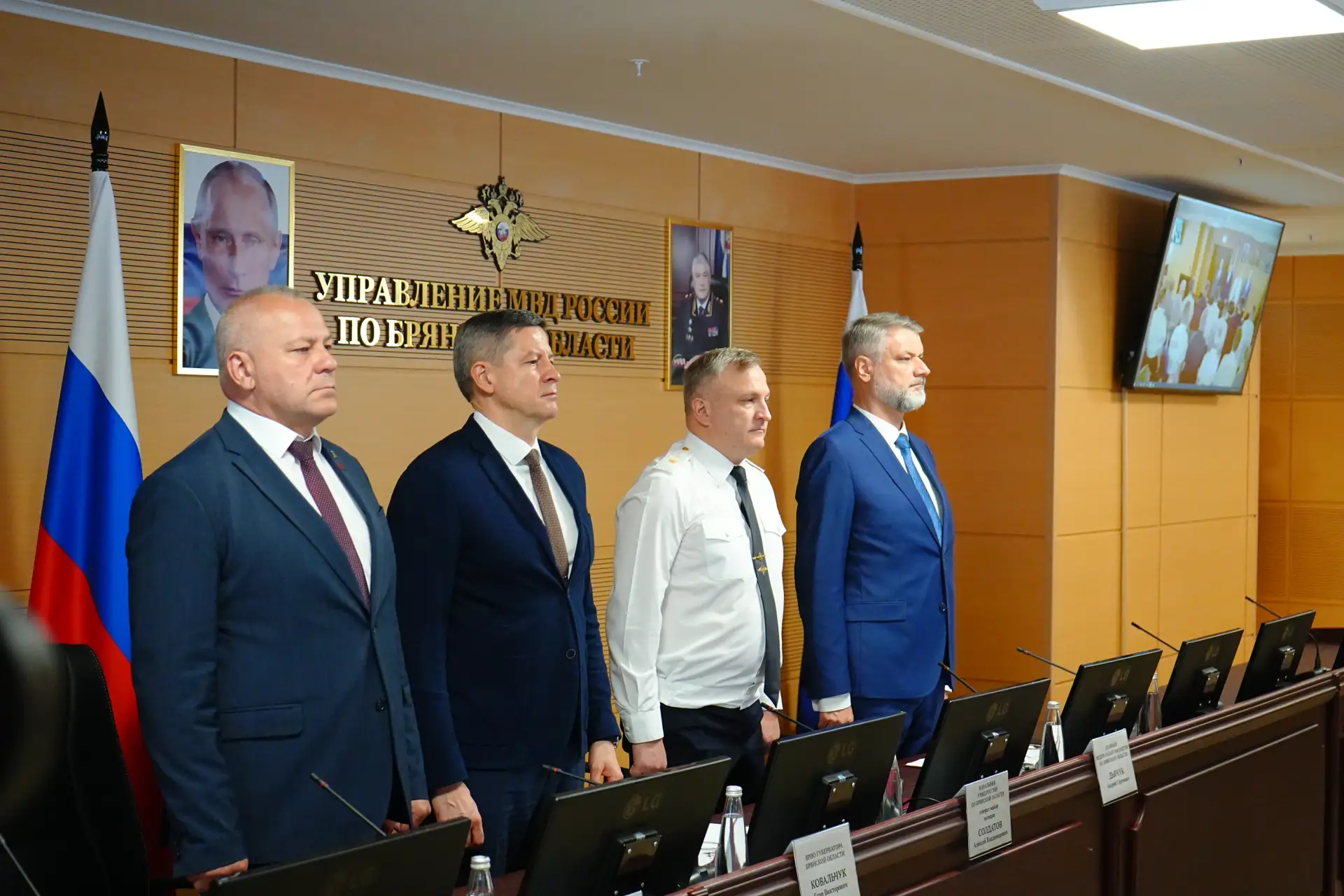 🇷🇺 В УМВД России по Брянской области состоялось торжественное мероприятие в честь пра...