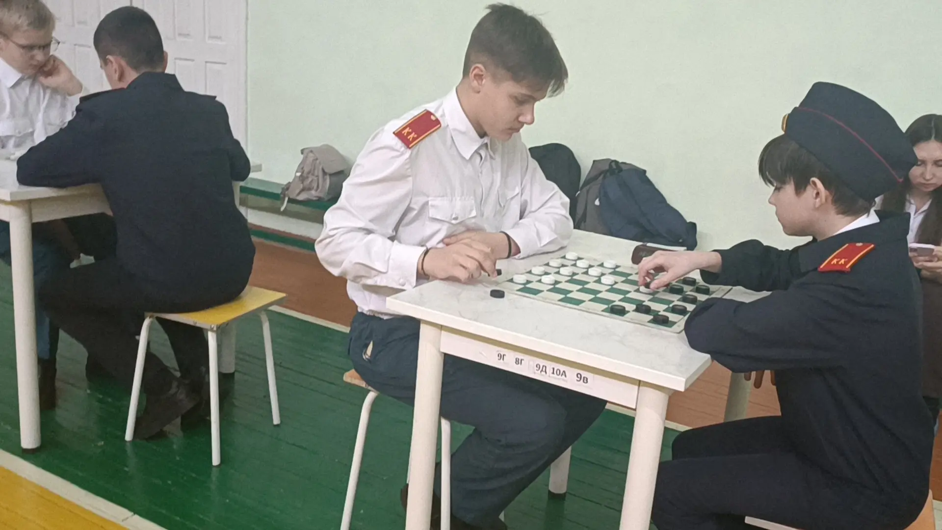 Сегодня проходят соревнования по шашкам среди кадетских классов. Участвуют 6 команд из ...