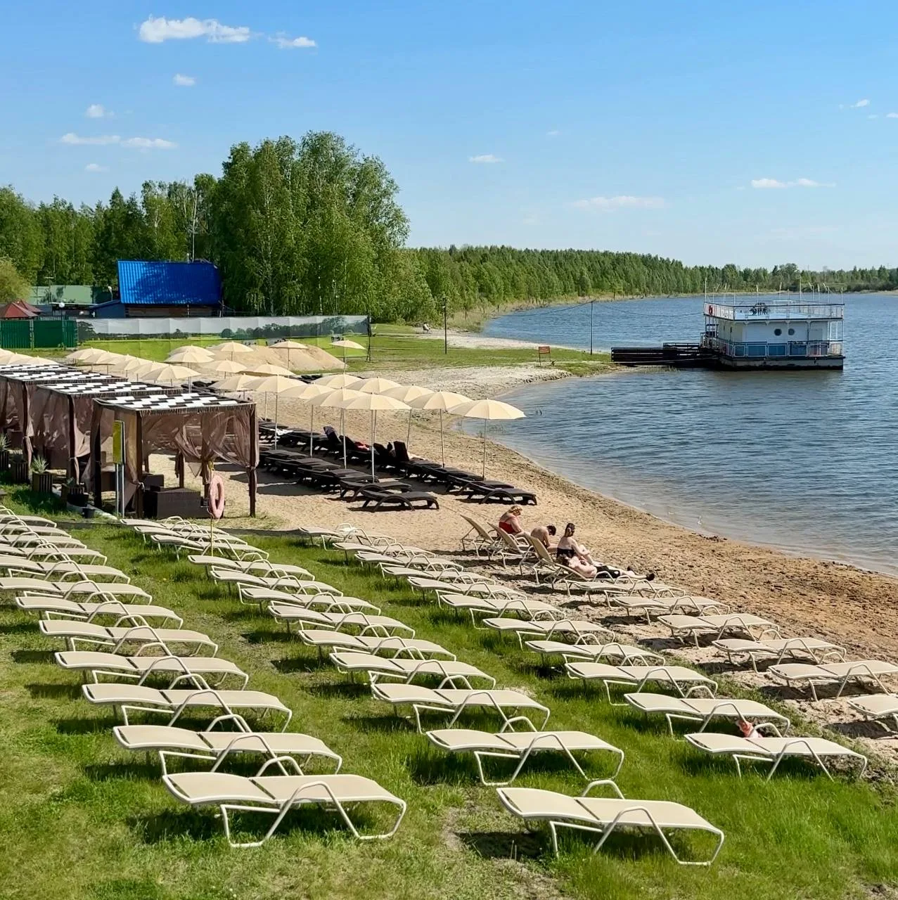Бассейн в spa-отеле "Источник" на берегу озера