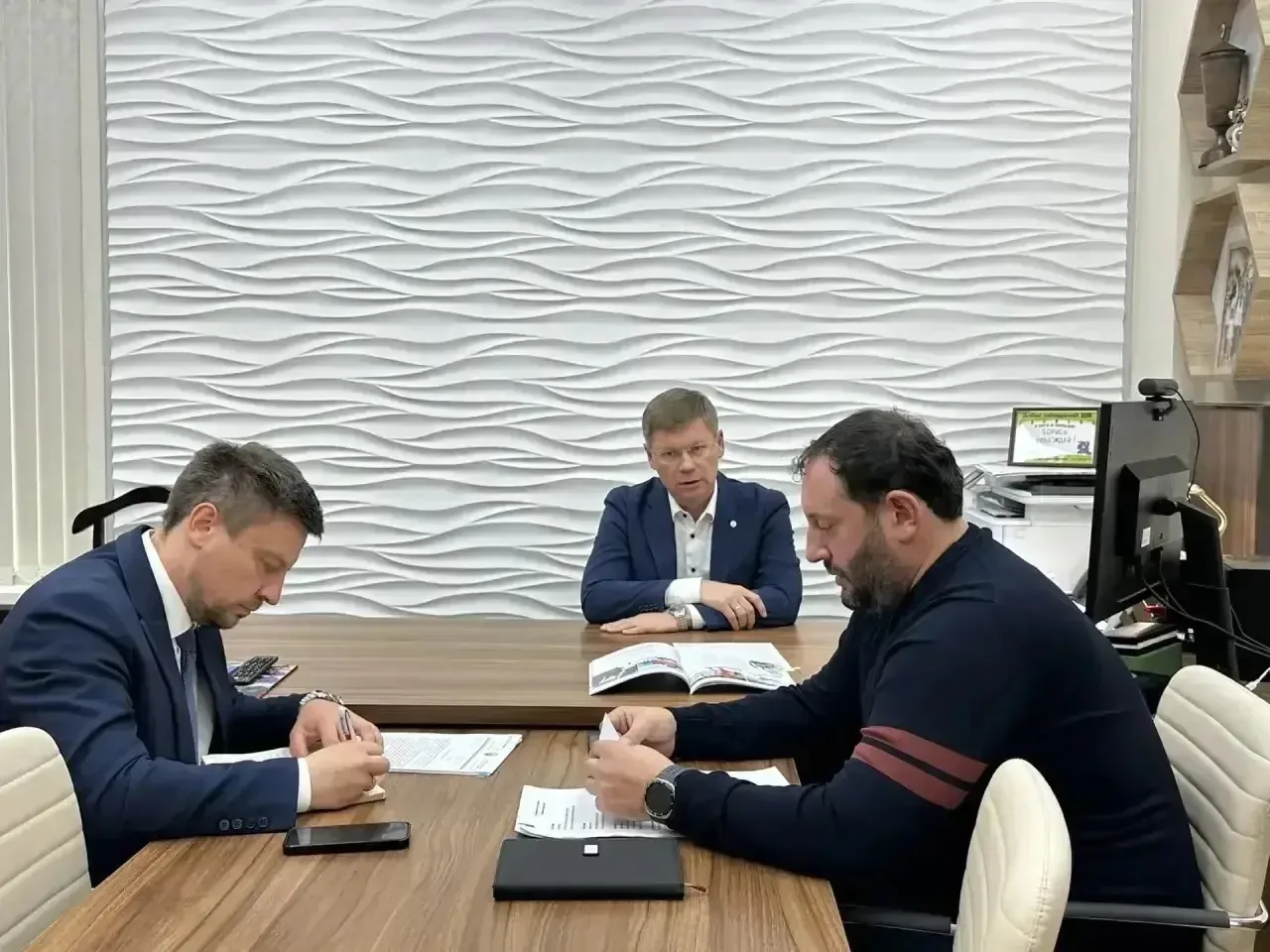 Провел рабочую встречу с заслуженным тренером России, президентом Федерации борьбы на п...