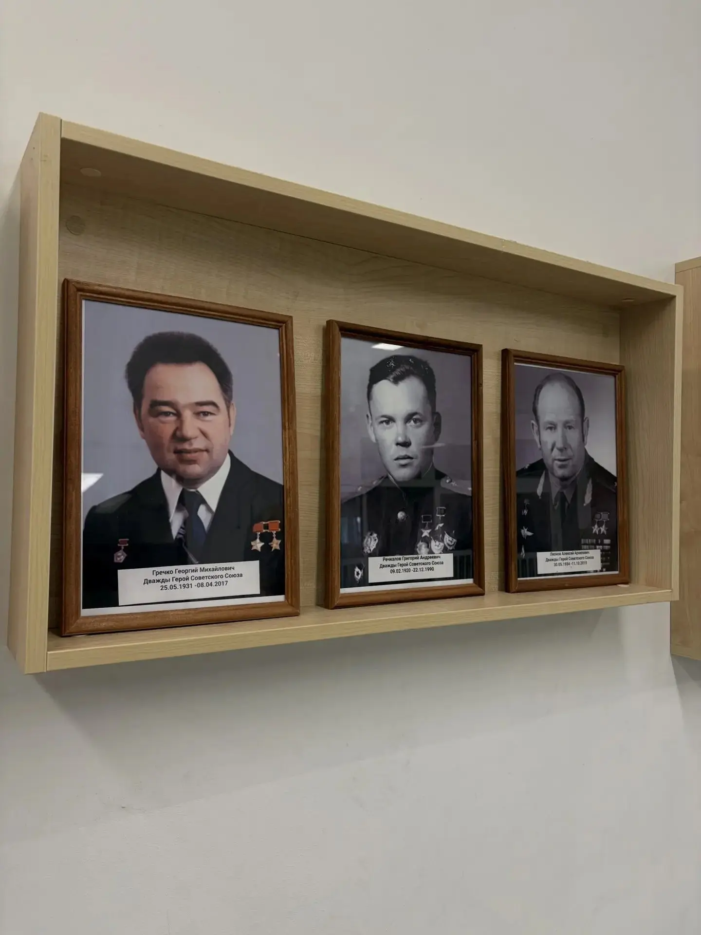 ✨В преддверии великого праздника на первом этаже школы появилась особенная выставка — выставка герое