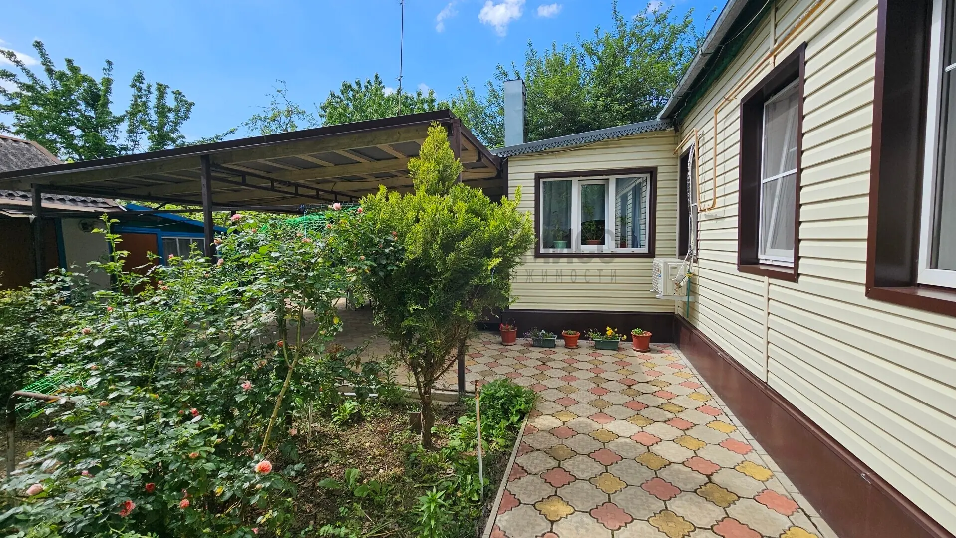 📍Дом, где пахнет летом: сад с вишней, яблонями, унаби, клубникой и виноградом

🏡Дом 69,2 м2 (две к