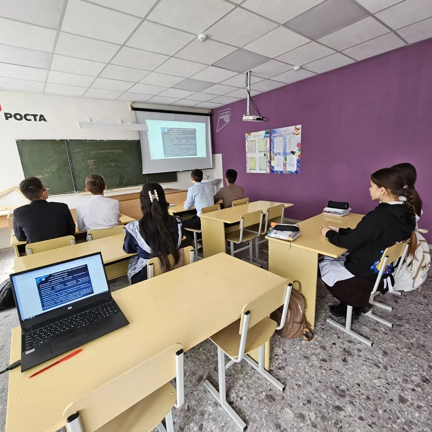 Сегодня в 8 - х, 9‑х классах прошли  классные часы на тему: «Ответственность за участие в террористи