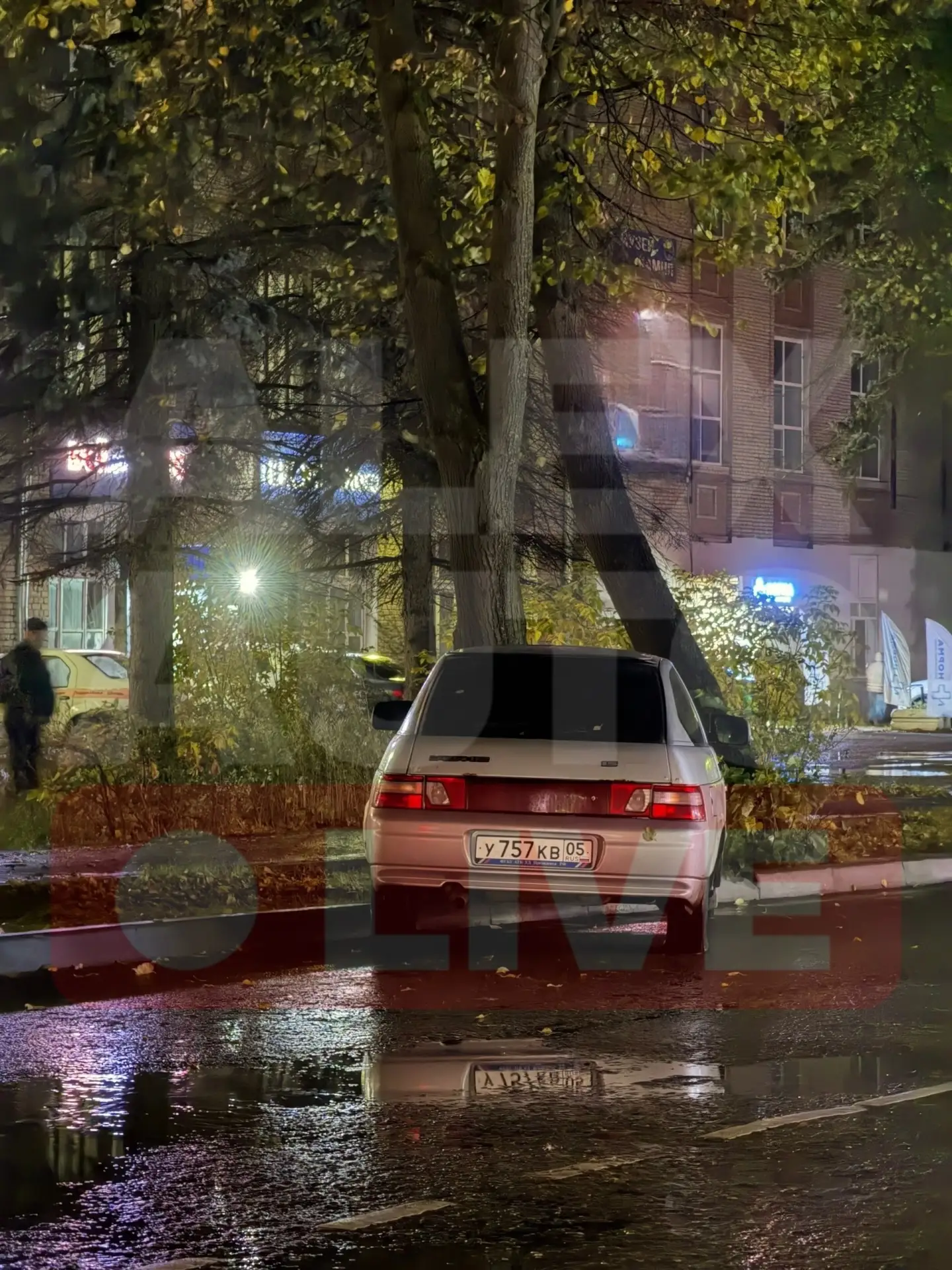 Вчера примерно в 19:55 у рынка машина въехала в дерево. Автомобиль так и оставили на ме...
