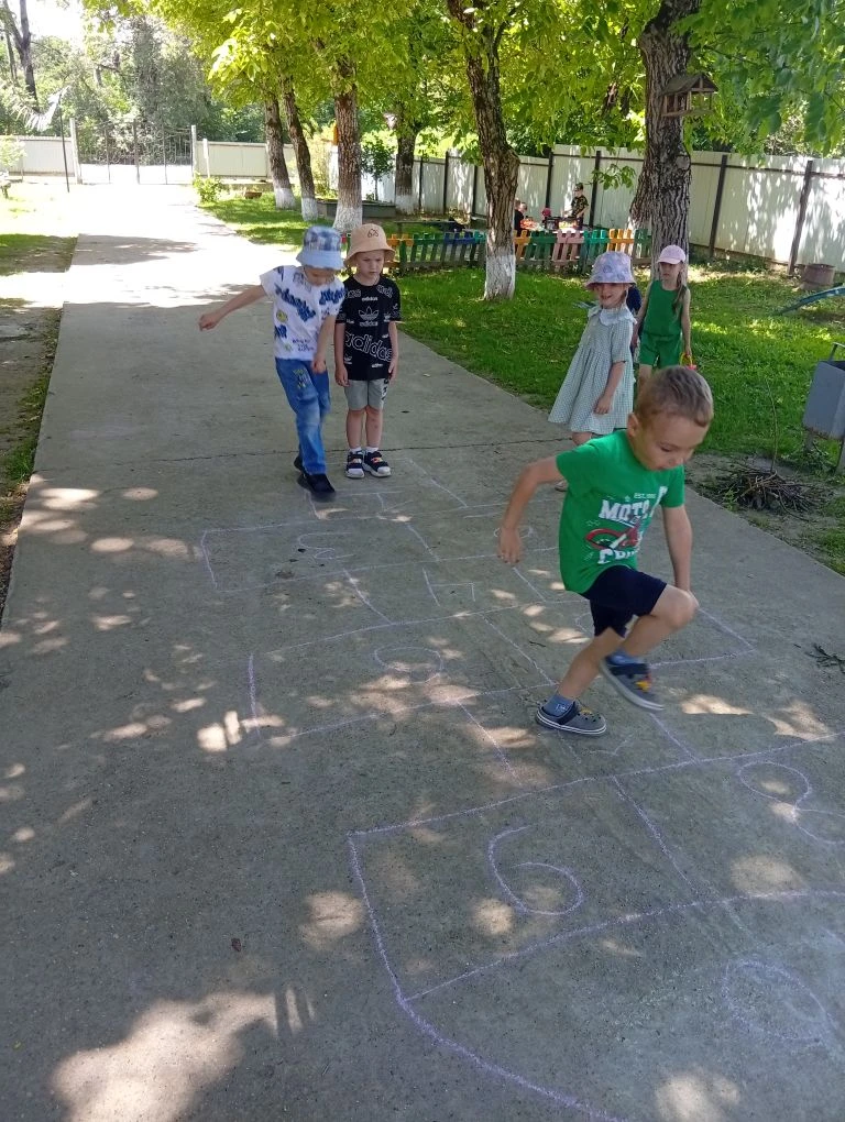 Классики - подвижная игра, которую знает не одно поколение. А знаете ли вы, что существует несколько