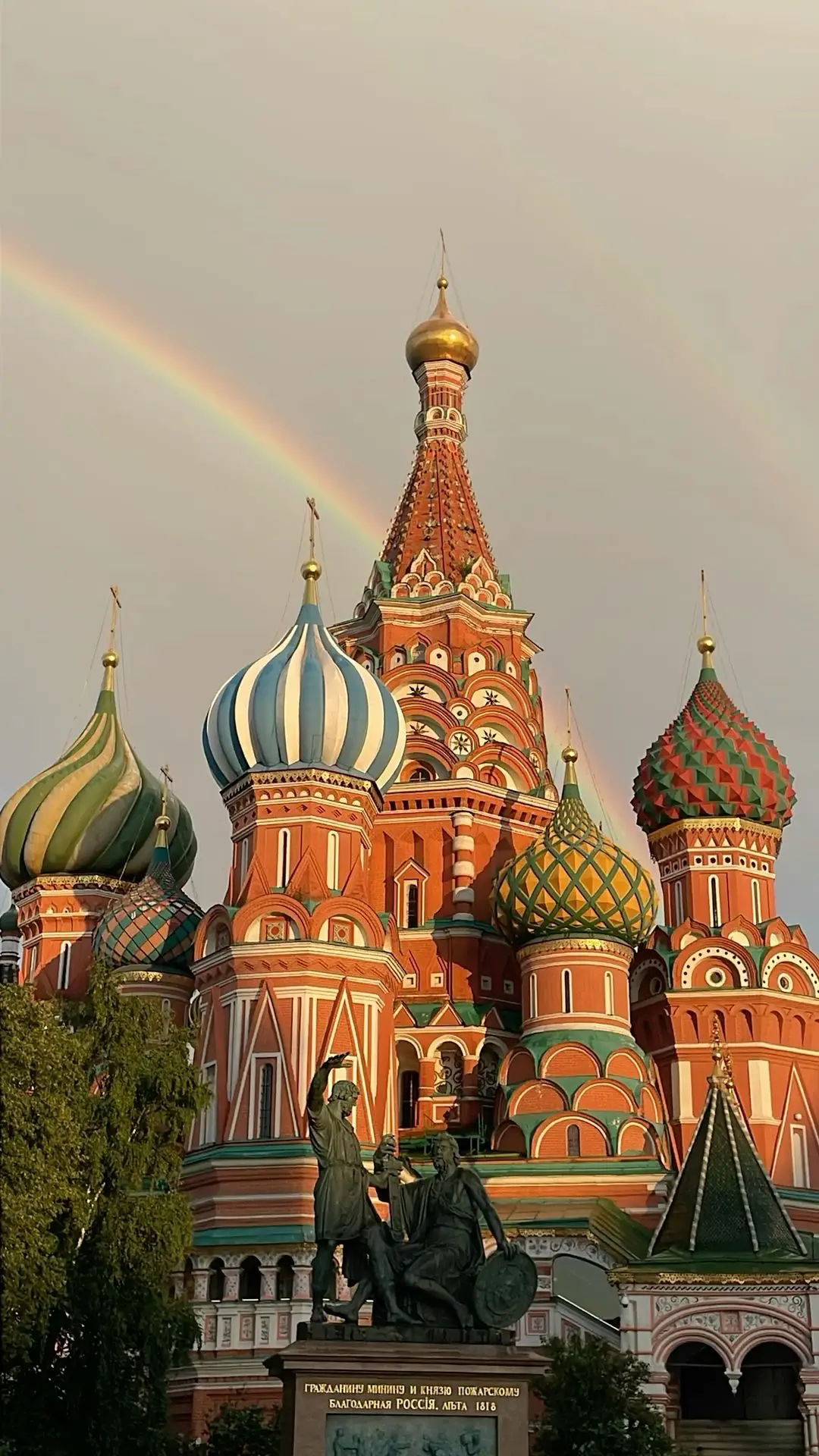 С Днём России 🇷🇺

Россия – самая большая страна мира, её площадь более 17 млн км². Она больше Кита