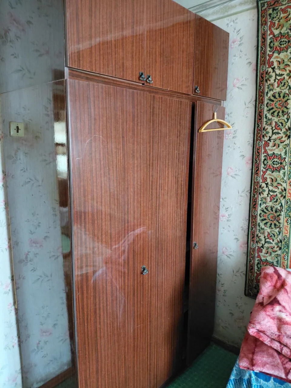 Продам шкаф, кровать, стол, 5000 руб. за единицу