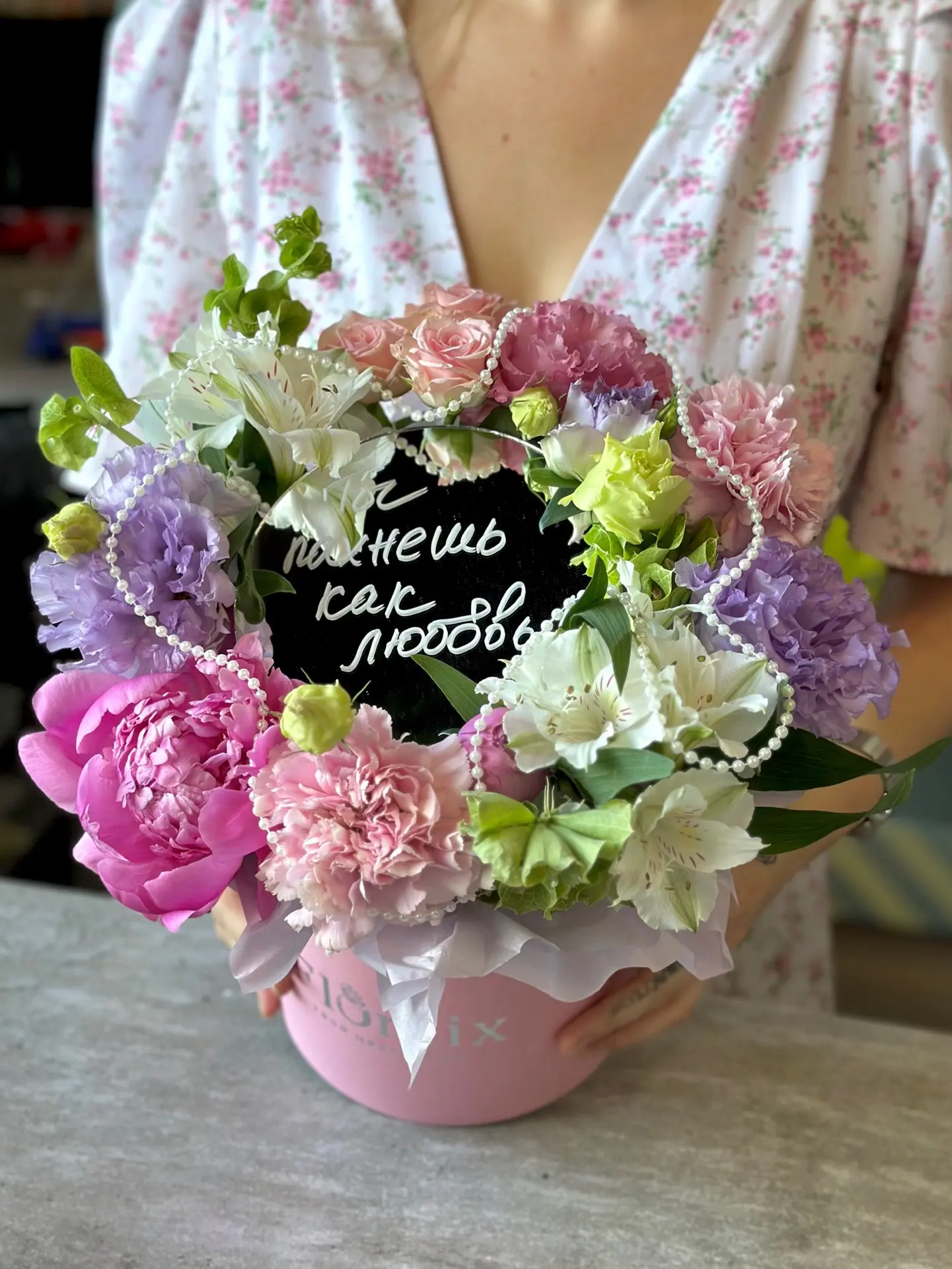 «Ты пахнешь как любовь» 🤍 

Цветы, зеркало и слова, которые хочется сохранить ✨

Напишем на зеркале