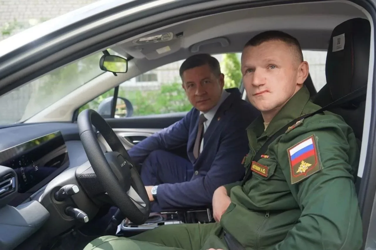 Врио губернатора Брянской области Егор Ковальчук вручил ключи от автомобиля ветерану СВ...