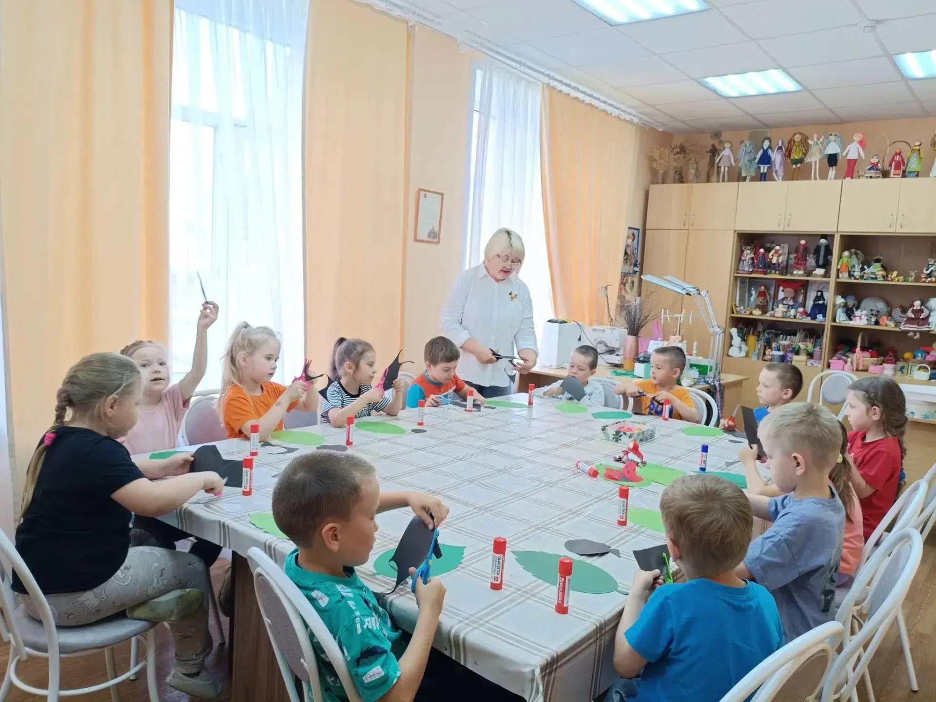 В гости в Курьинский ЦД и НТ заглянули юные исседователи - ребята  из детского сада "Теремок" вместе